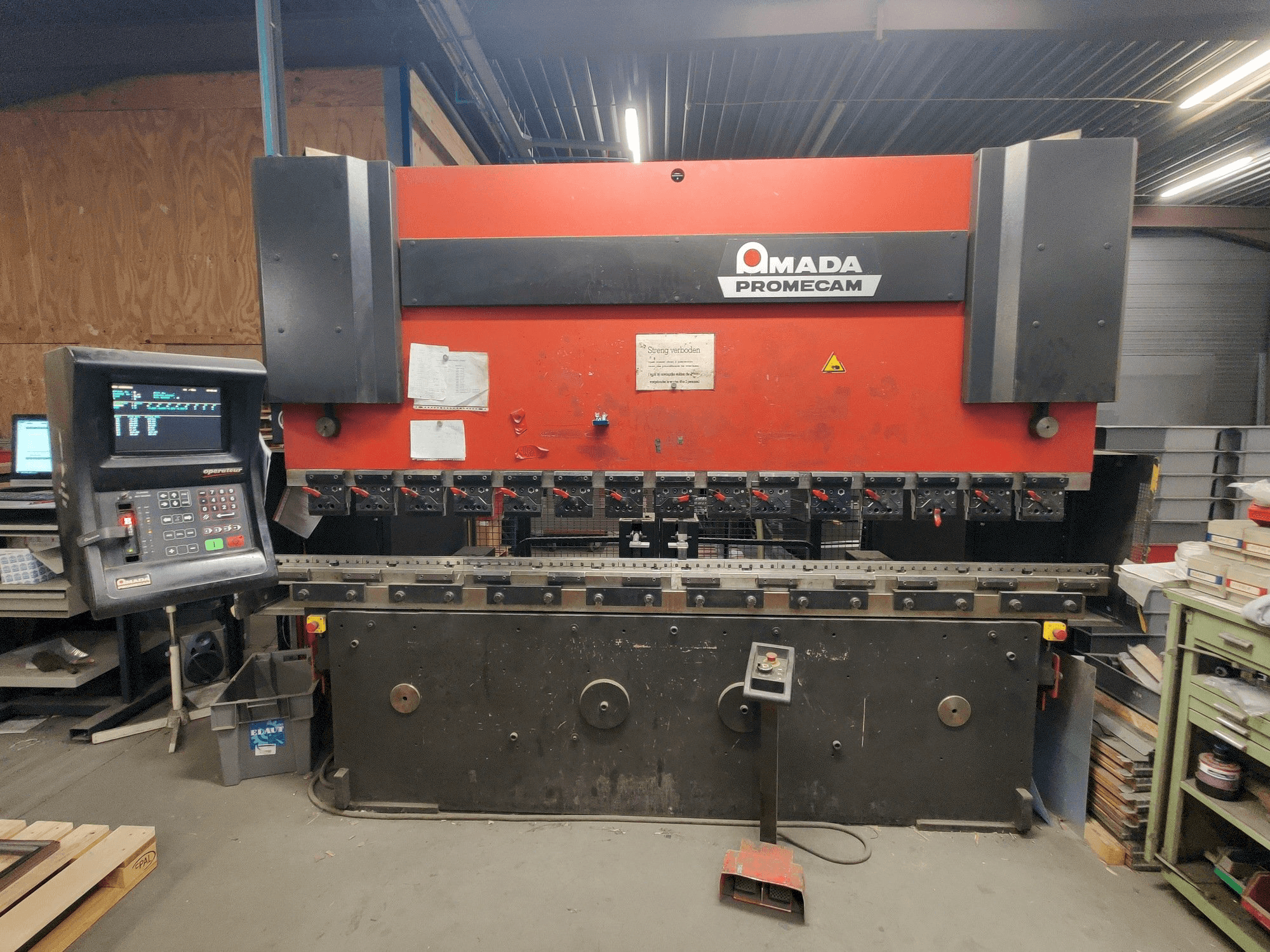 Frontansicht der AMADA HFBO 125 30 Maschine