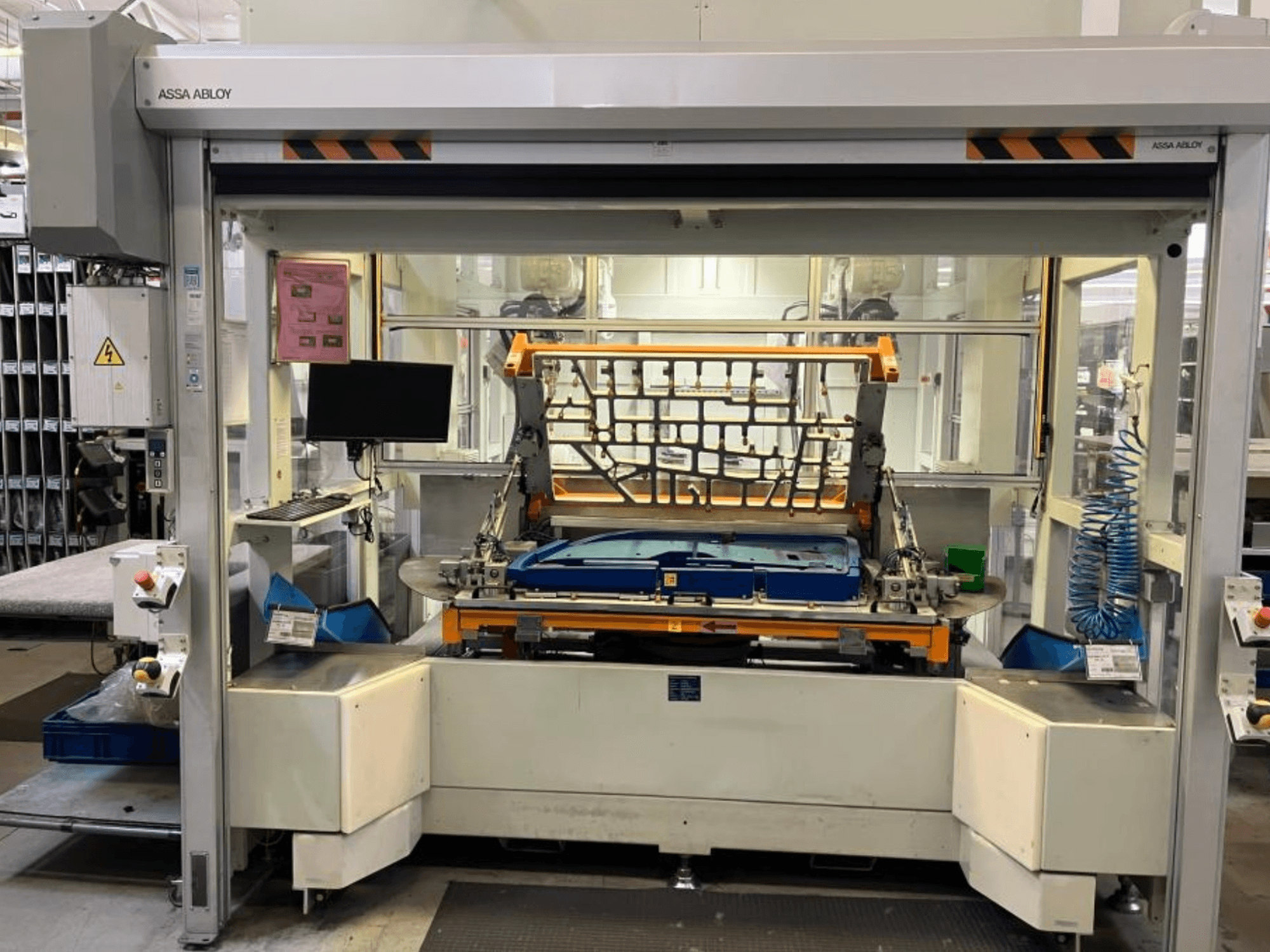 CHANGO AUDI TSV D5 TÜR-Roboterarmmaschine in einer Fabrik, Vorderansicht mit Bedienfeld und Arbeitsbereich.