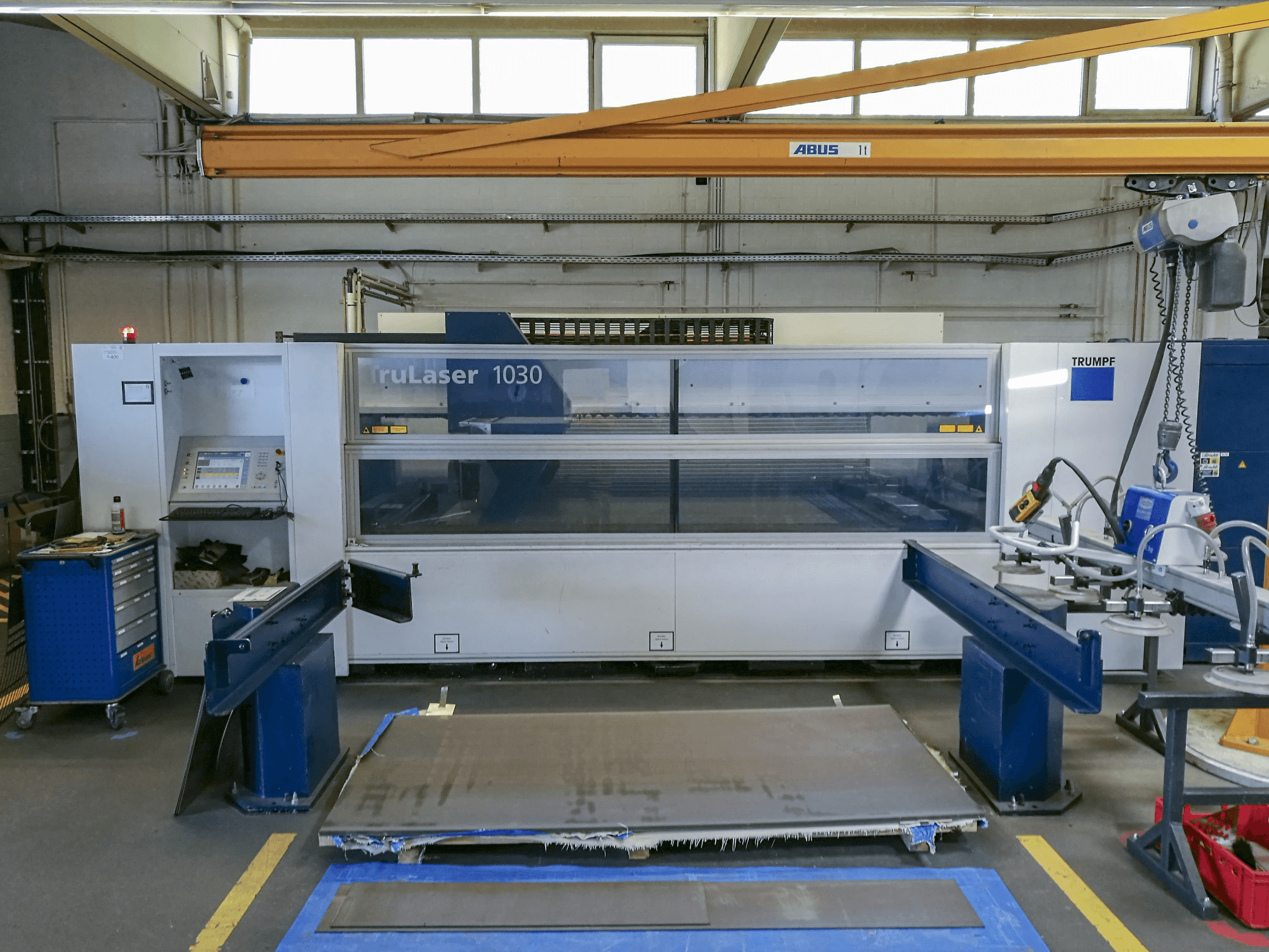 Frontansicht der Trumpf TruLaser 1030 (L22) Maschine
