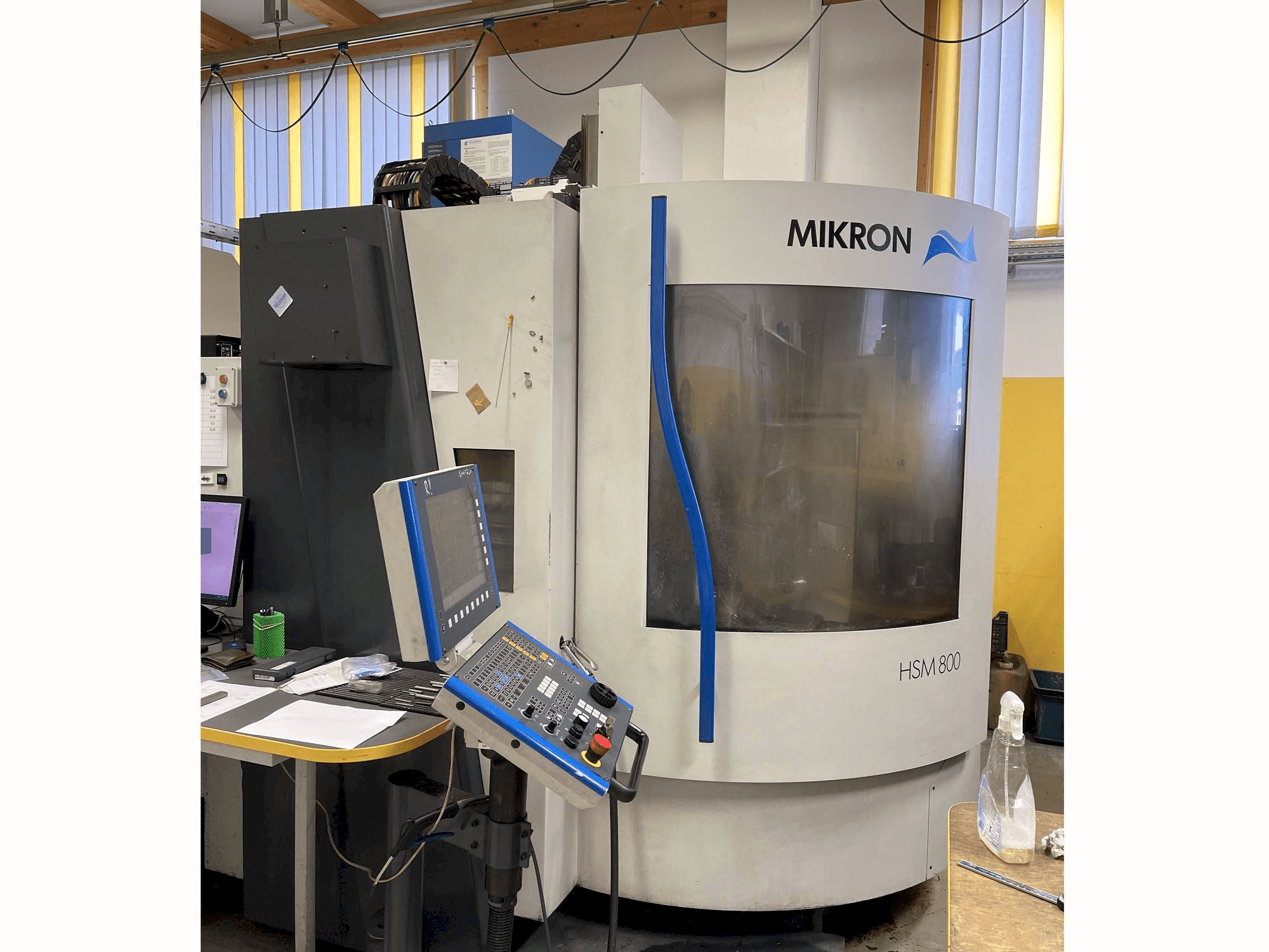 Frontansicht der MIKRON HSM800 Maschine
