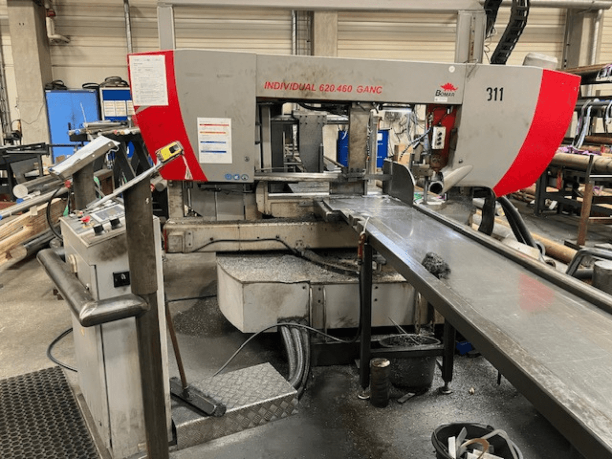 BOMAR INDIVIDUAL 620-460 GANC Bandsäge, Vorderansicht, mit Bedienelementen, Schnittbereich und Industriehintergrund.