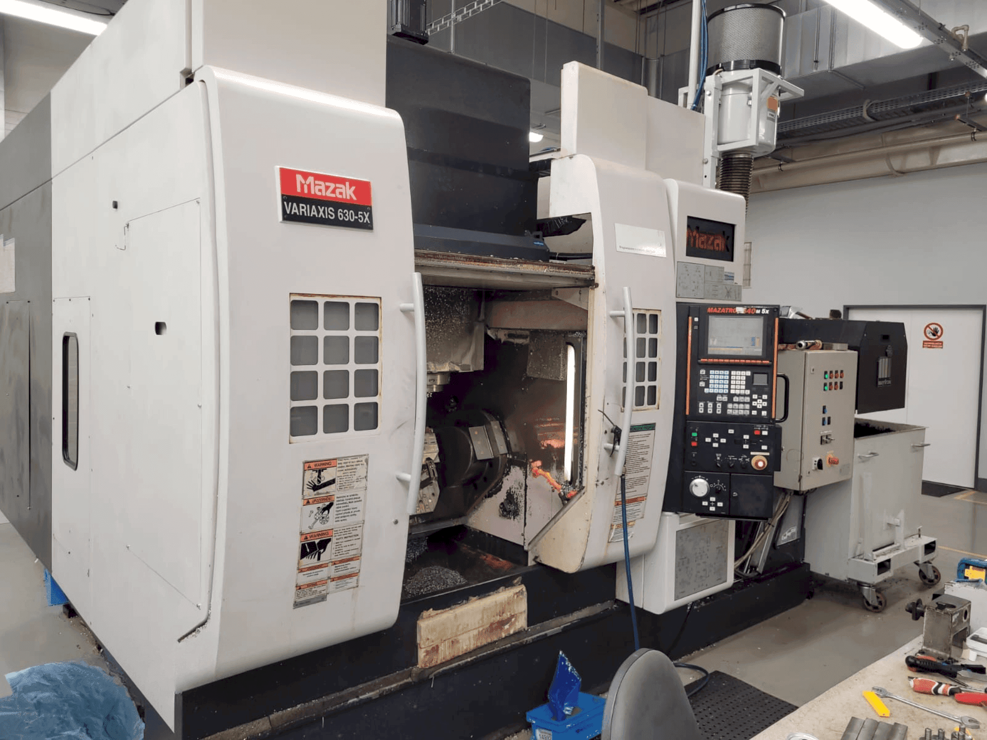 Frontansicht der Mazak Variaxis 630-5X Maschine