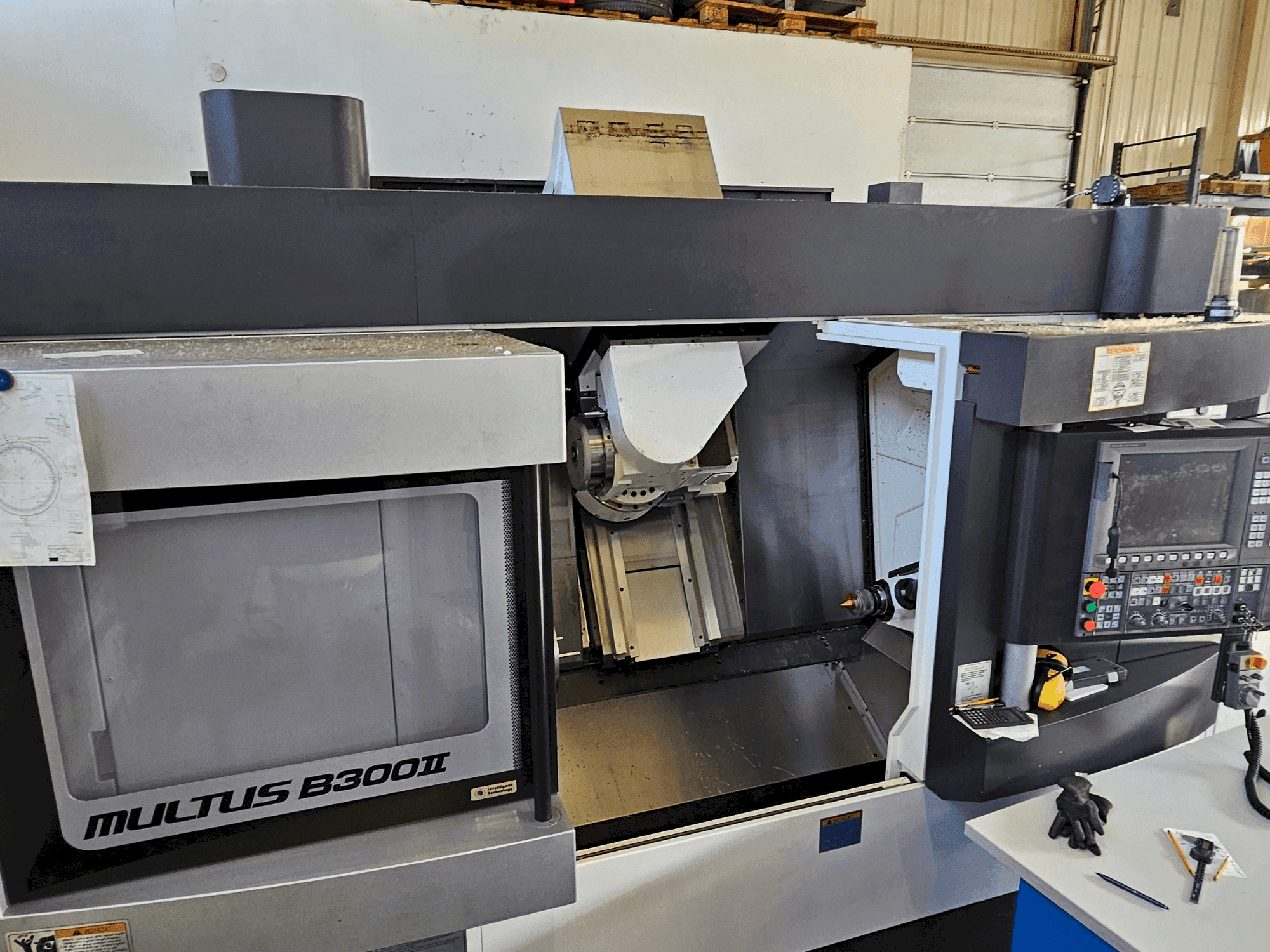 Frontansicht der Okuma Multus B300 II Maschine