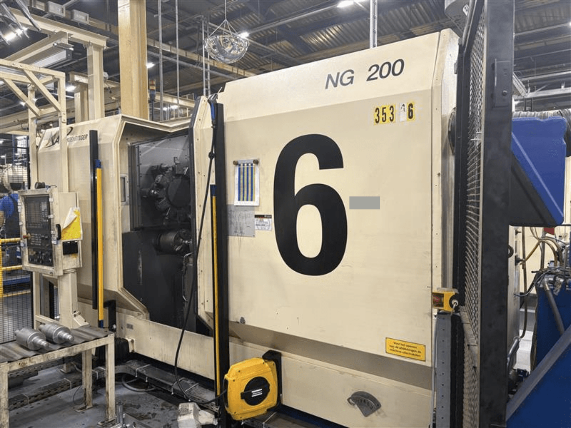 Frontansicht der BOEHRINGER NG-200 Horizontaldrehmaschine mit großen Zahlen und Bedienfeld in einer Werksumgebung.