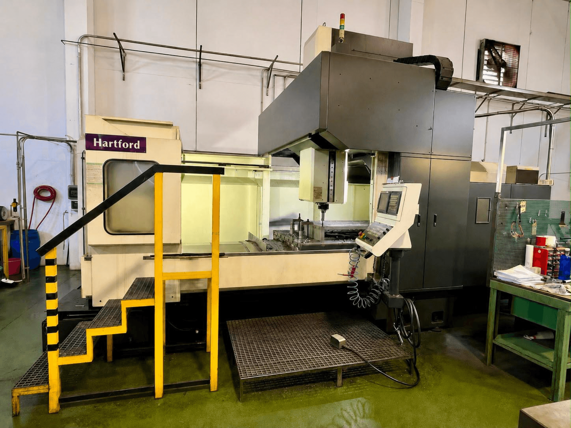 Portalfräsmaschine HARTFORD Infinity HSA-2215AD, Vorderansicht mit sichtbarem Bedienfeld, Treppe und Fräsbereich.
