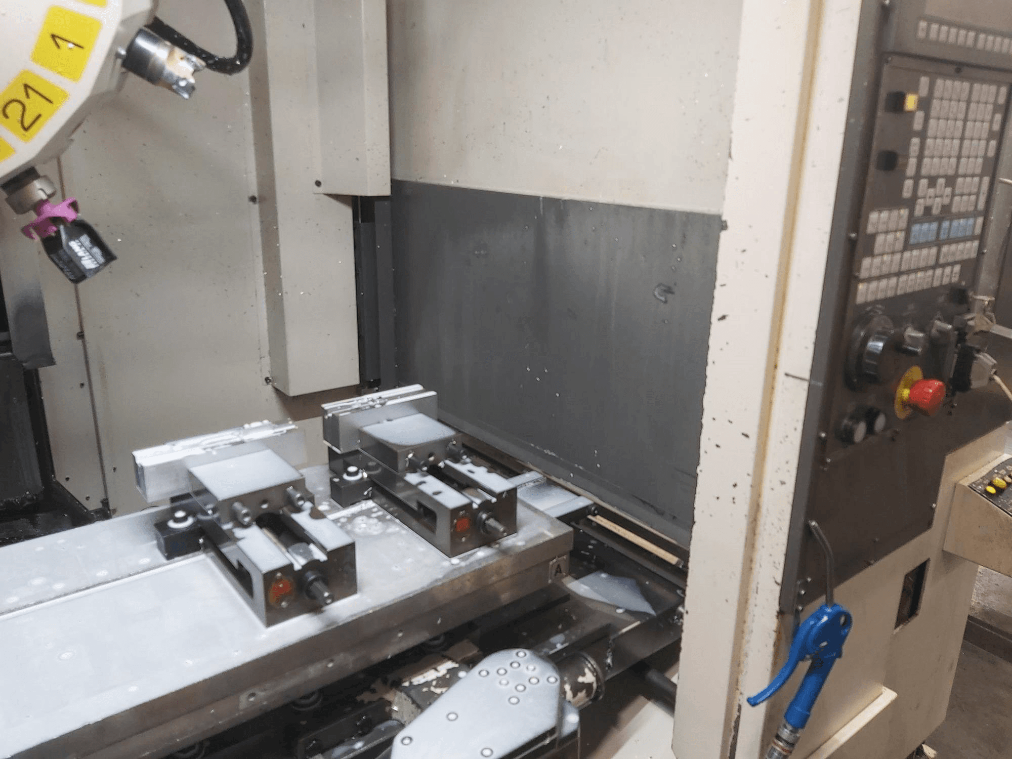 Frontansicht der FANUC Robodrill Alpha T21iE Maschine