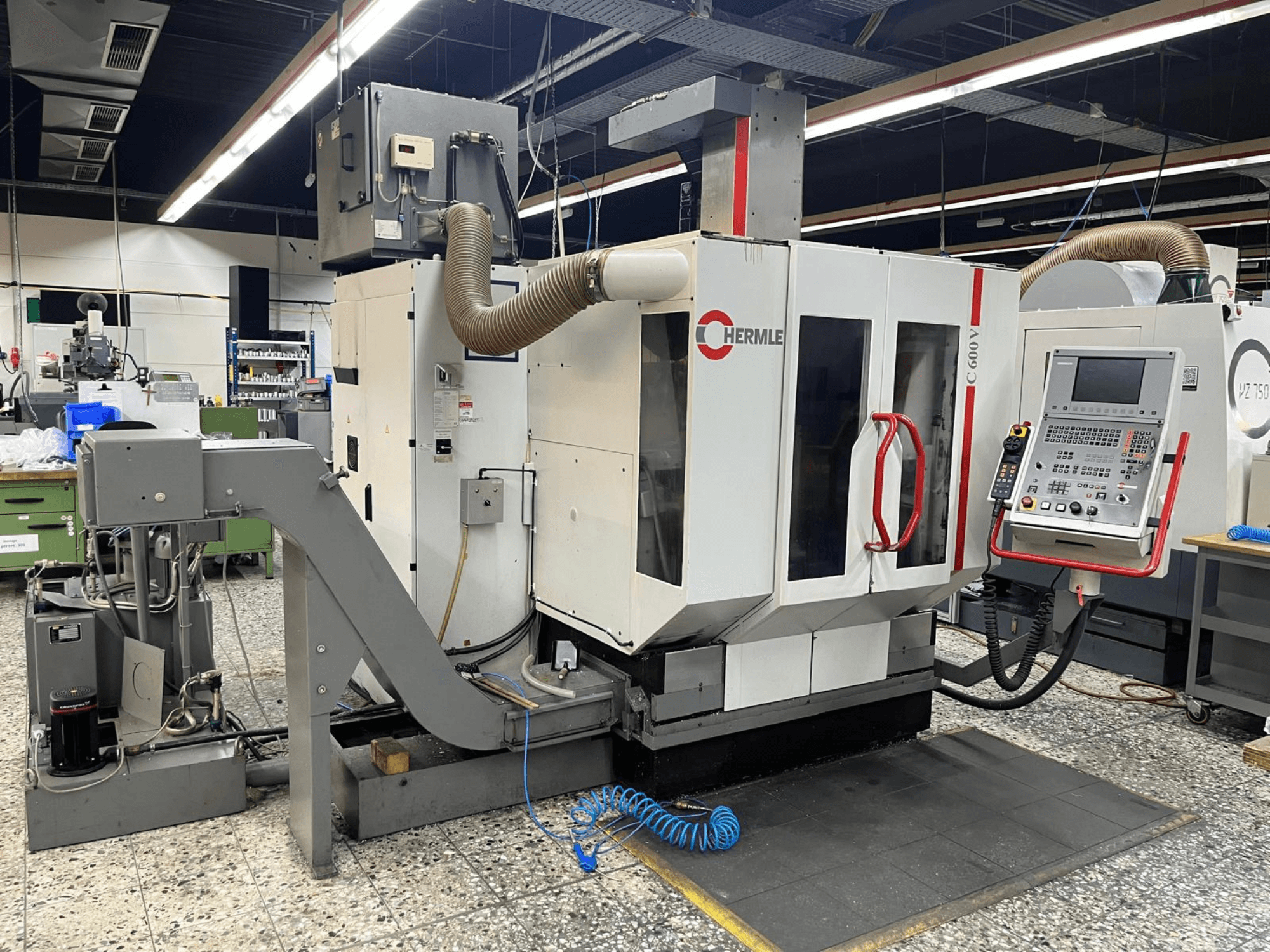 HERMLE C 600 V Vertikal-Bearbeitungszentrum in einer Werkstatt, Frontansicht mit Bedienfeld und Lüftungseinrichtungen.