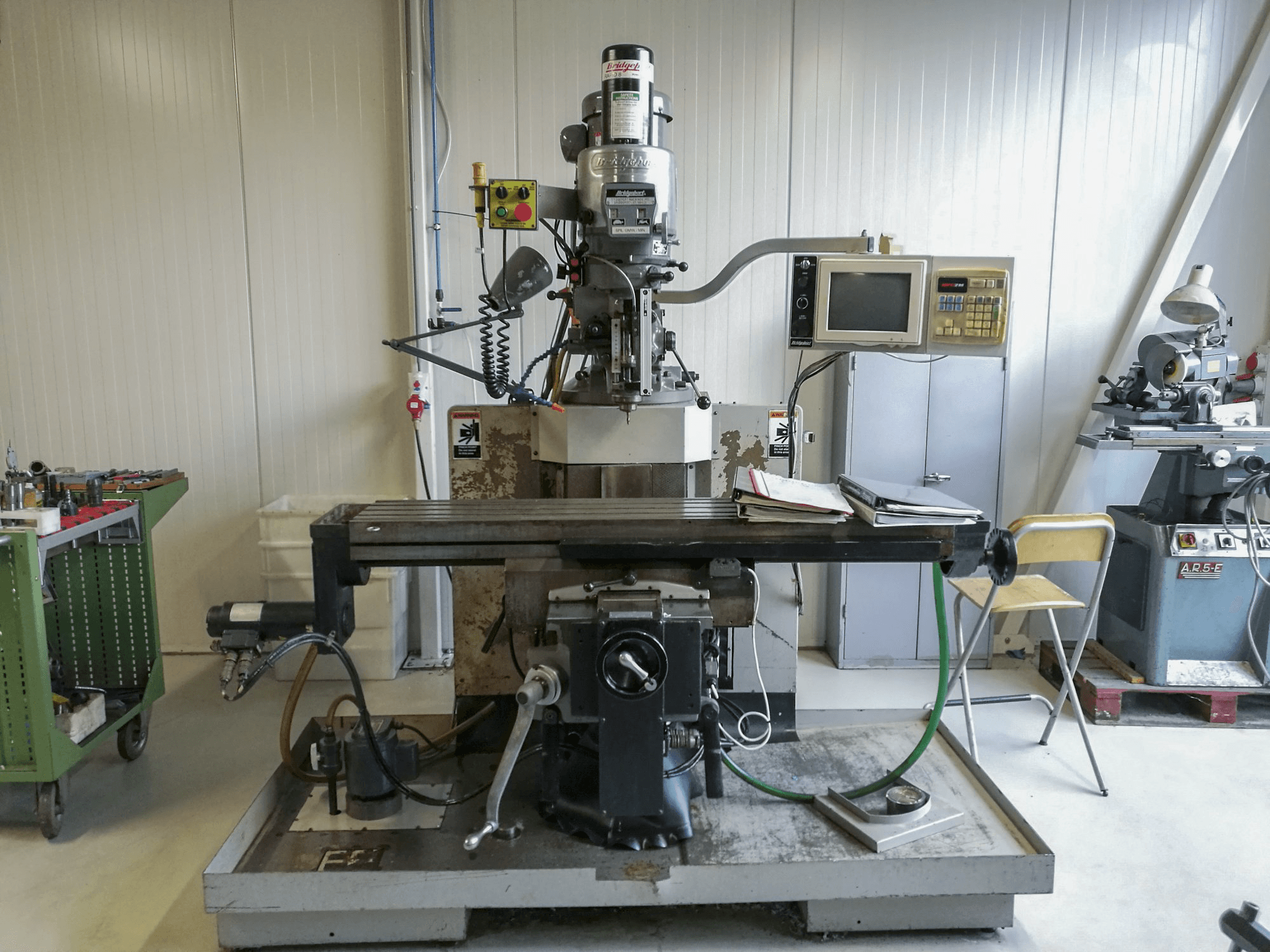 Frontansicht der Bridgeport EZ TRAK DX II Maschine