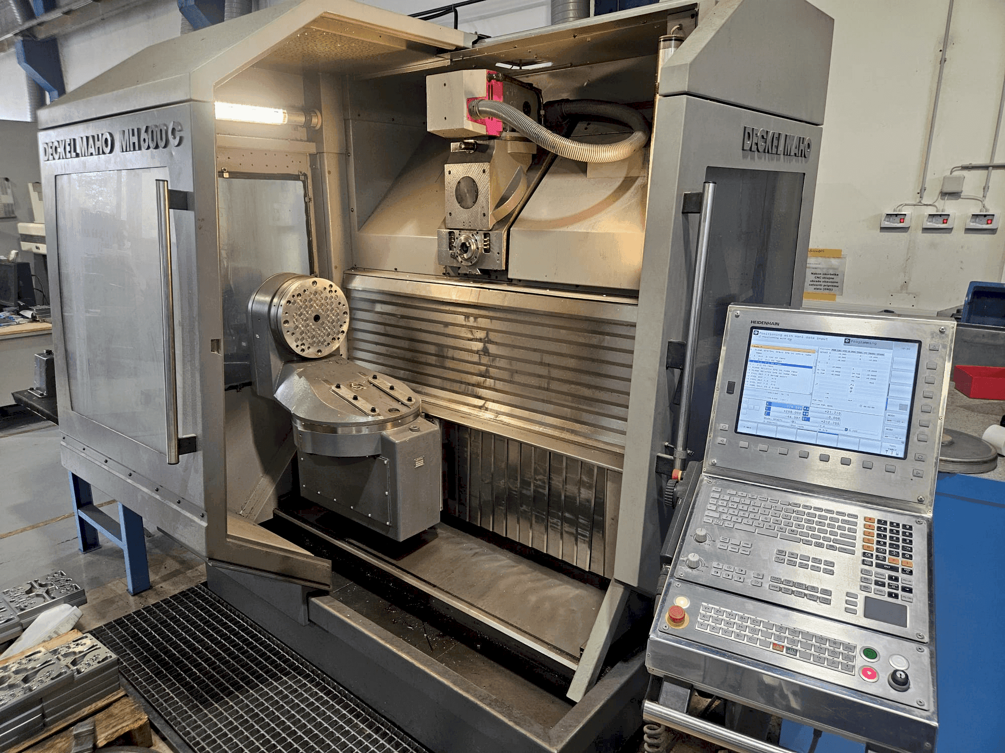 Frontansicht der DECKEL MH 600 C (1994) Maschine