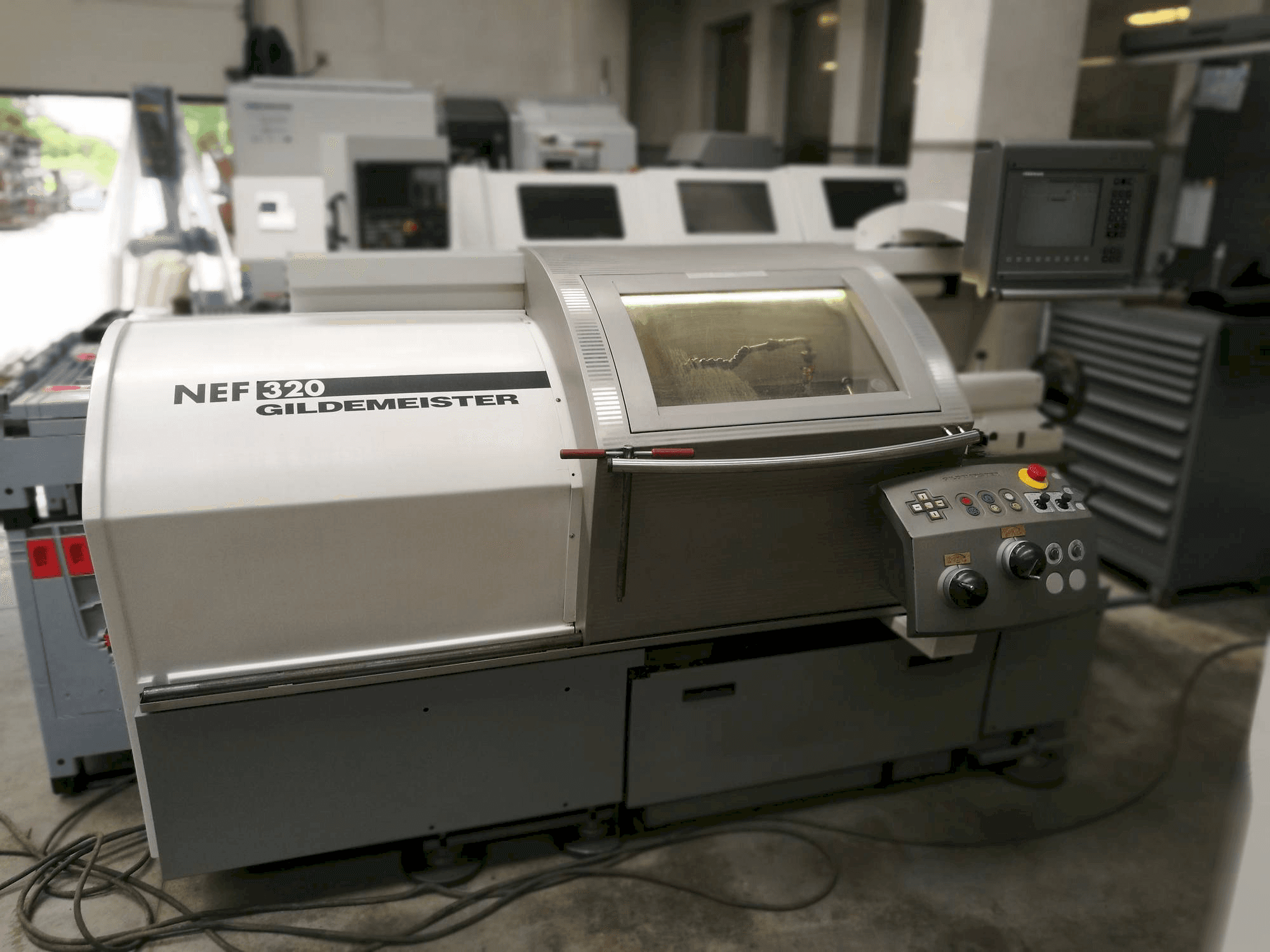 Frontansicht der Gildemeister NEF 320 Maschine