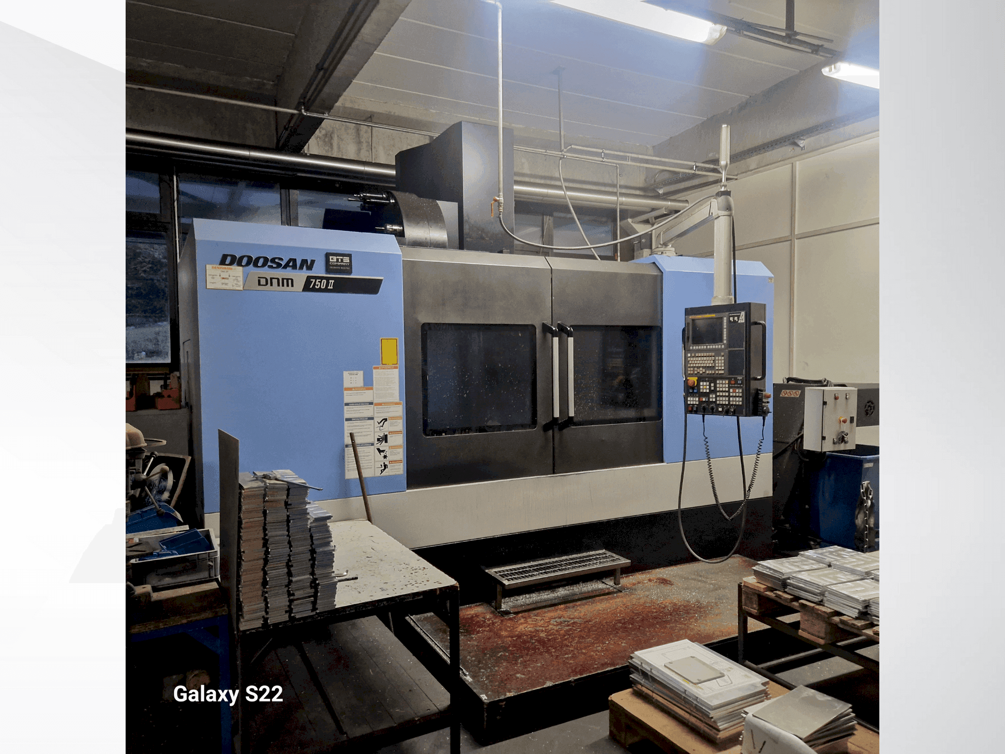 Frontansicht der DOOSAN DNM 750 II Maschine