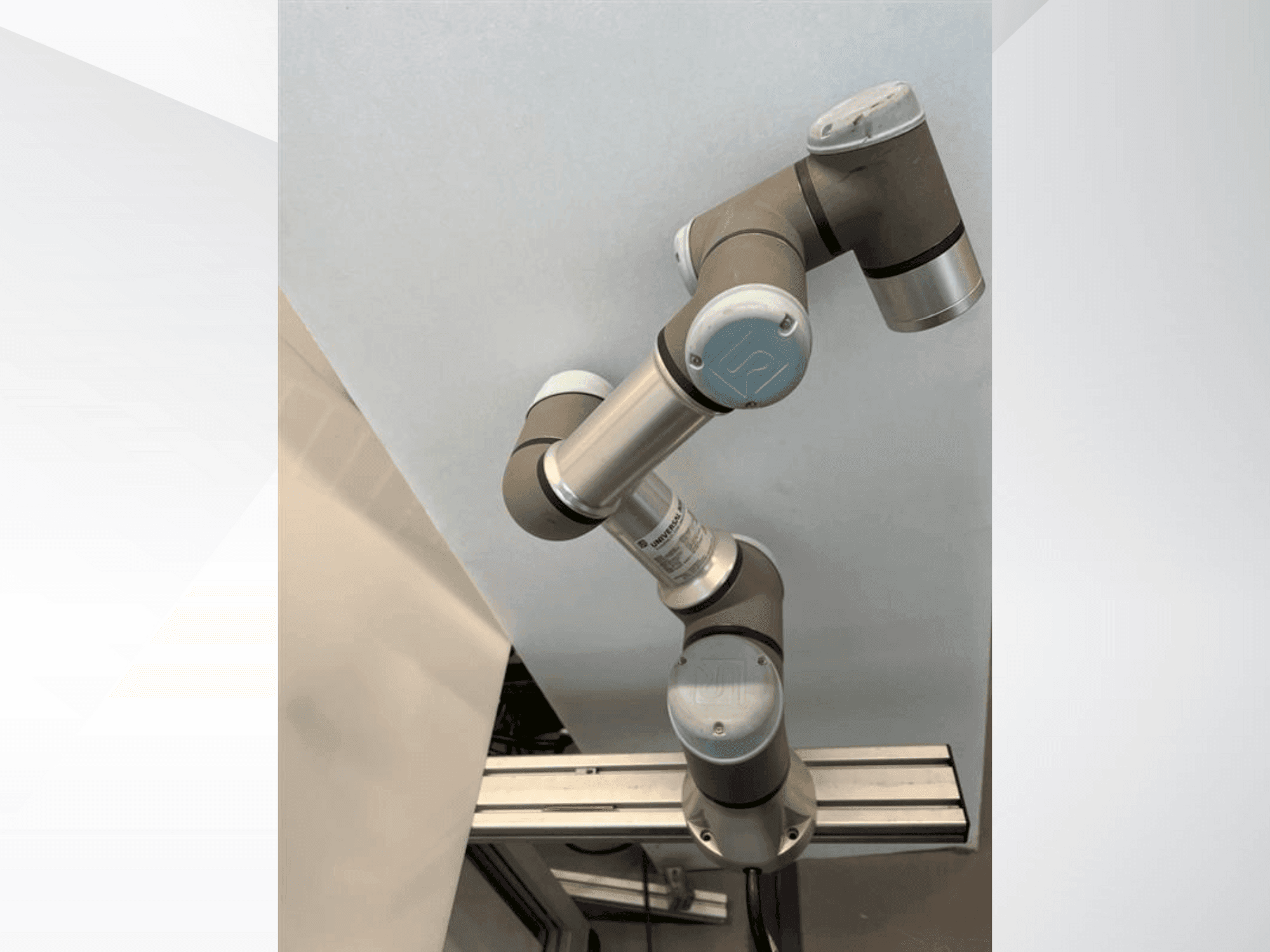 Frontansicht der Universal Robots UR-3e Maschine