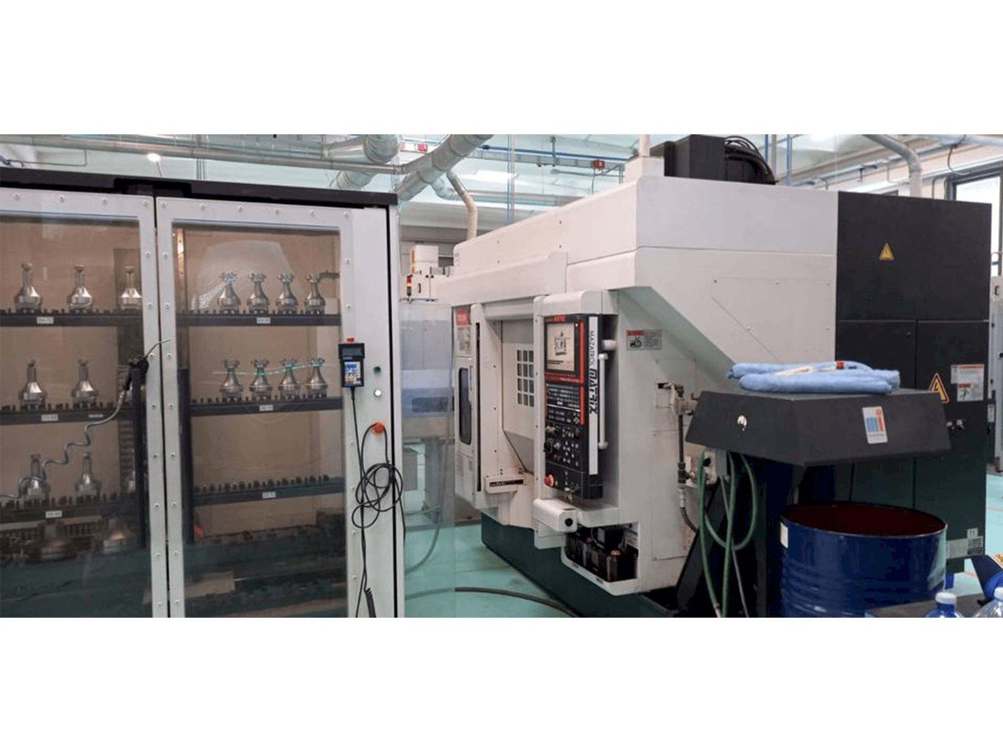 Frontansicht der Mazak Variaxis 500-5X II Maschine