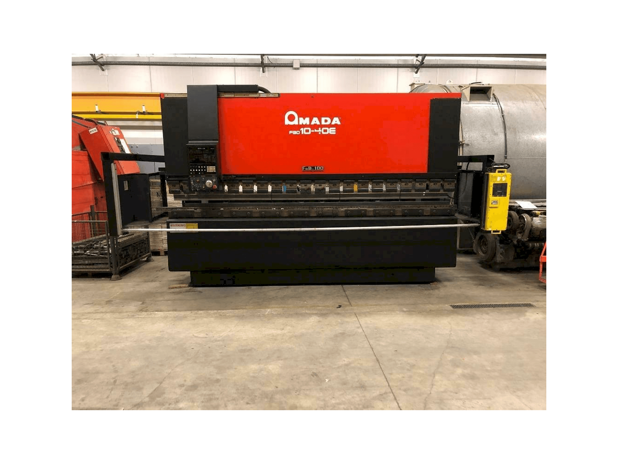 Frontansicht der AMADA 10-40E Maschine