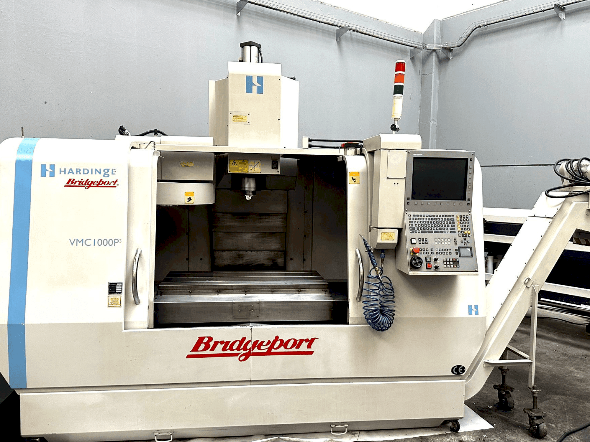 Frontansicht der Bridgeport VMC 1000 P3 (2005) Maschine