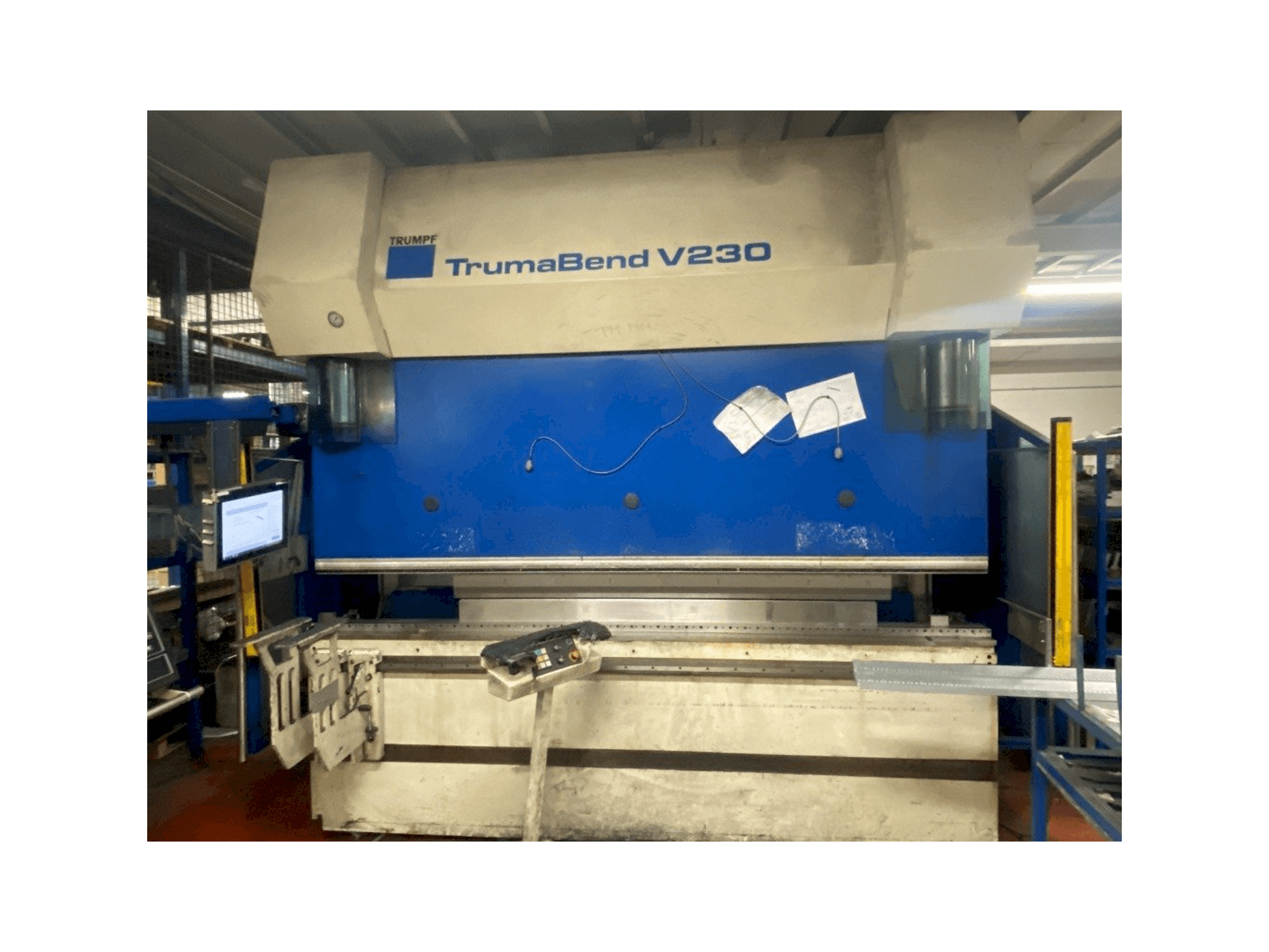 Frontansicht der Trumpf TrumaBend V230 Maschine
