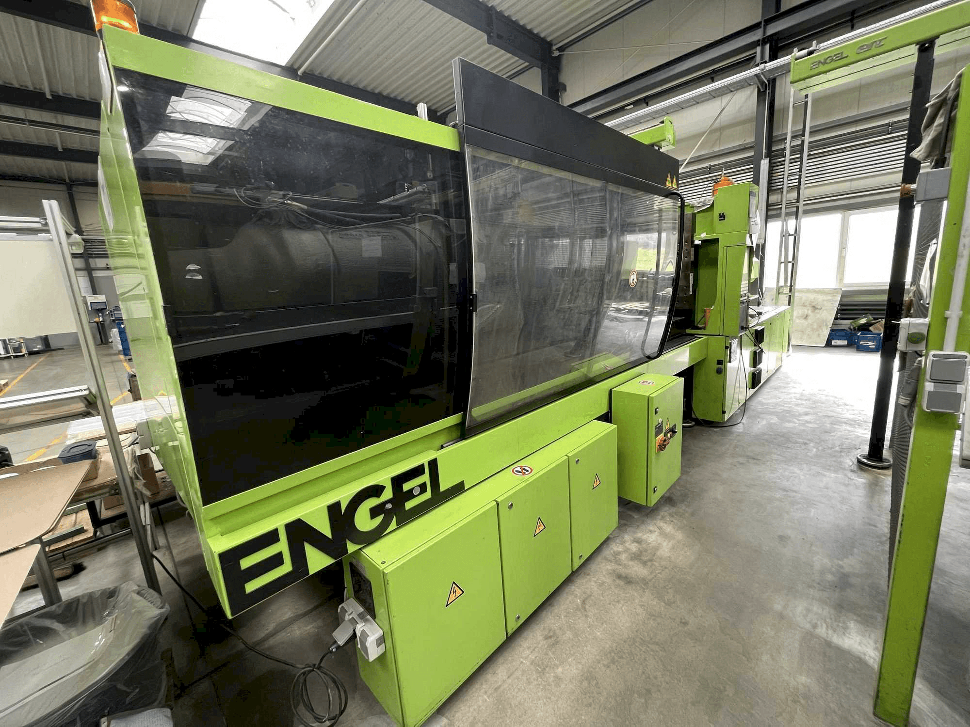 Frontansicht der Engel VIC 2550/400 TECH Maschine