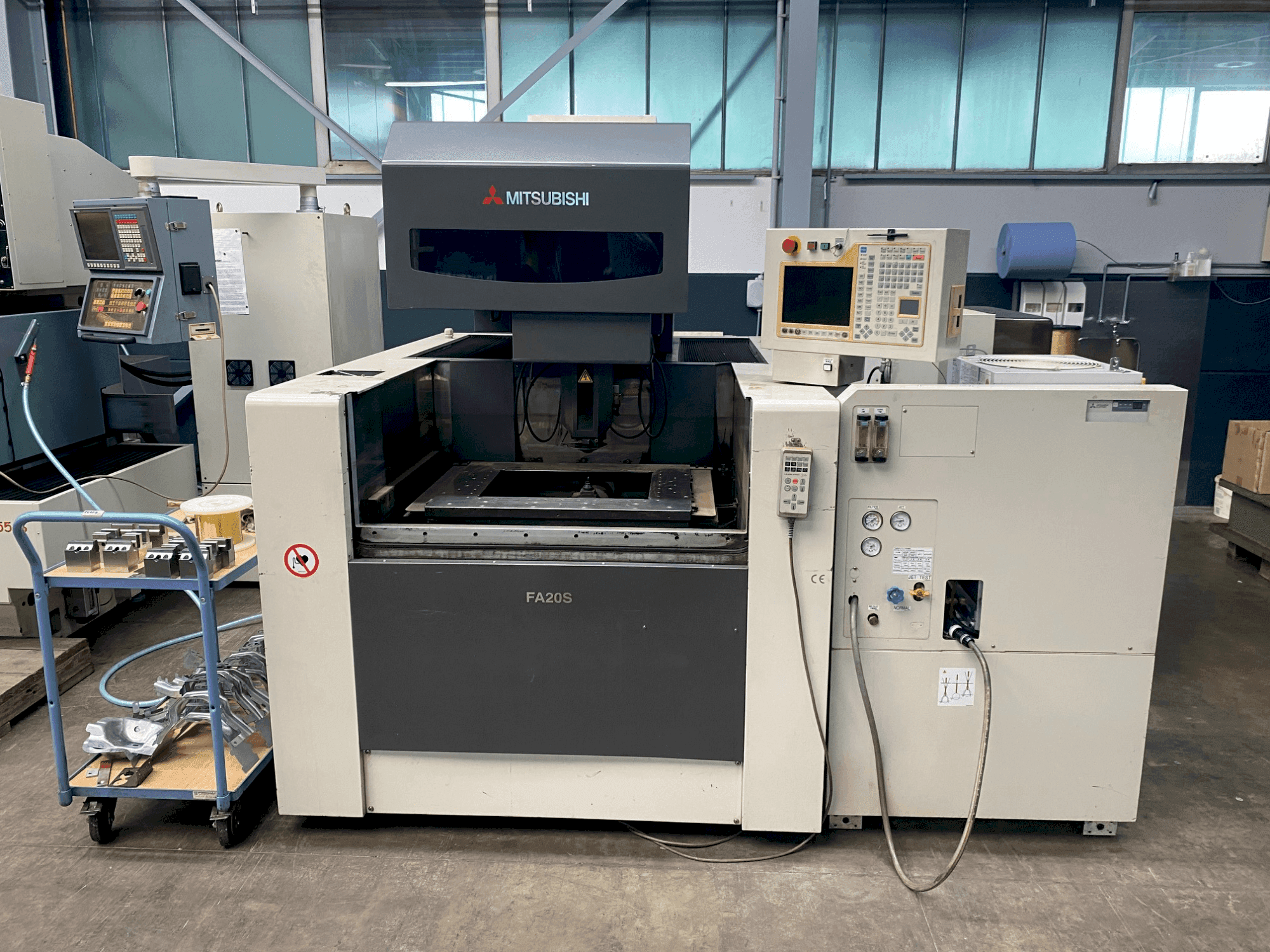 Frontansicht der Mitsubishi FA 20 SM Maschine