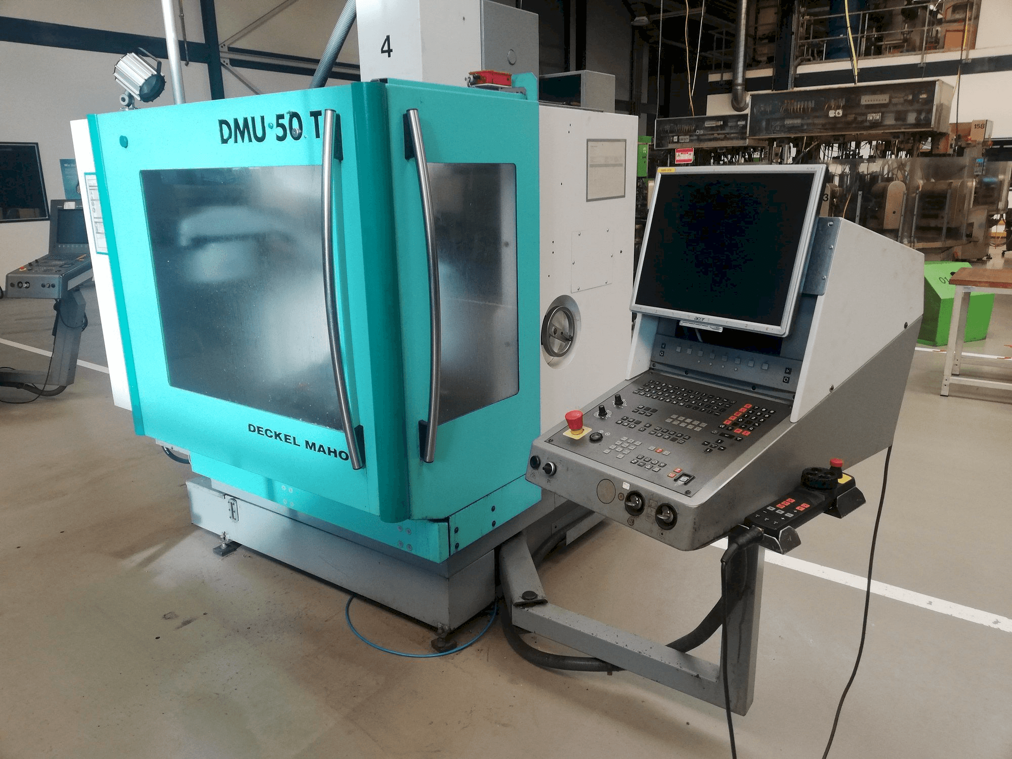 Frontansicht der DECKEL MAHO DMU 50T Maschine