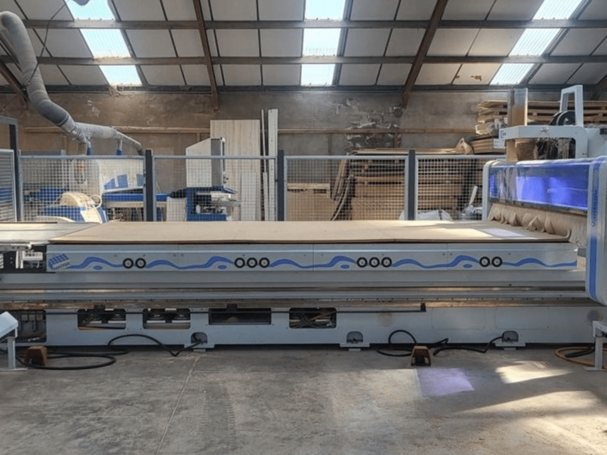 HOMAG WEEKE BHP200/VANTAGE714 CNC-Oberfräse in der Frontansicht mit geräumigem Arbeitstisch in einer Werkstattumgebung.