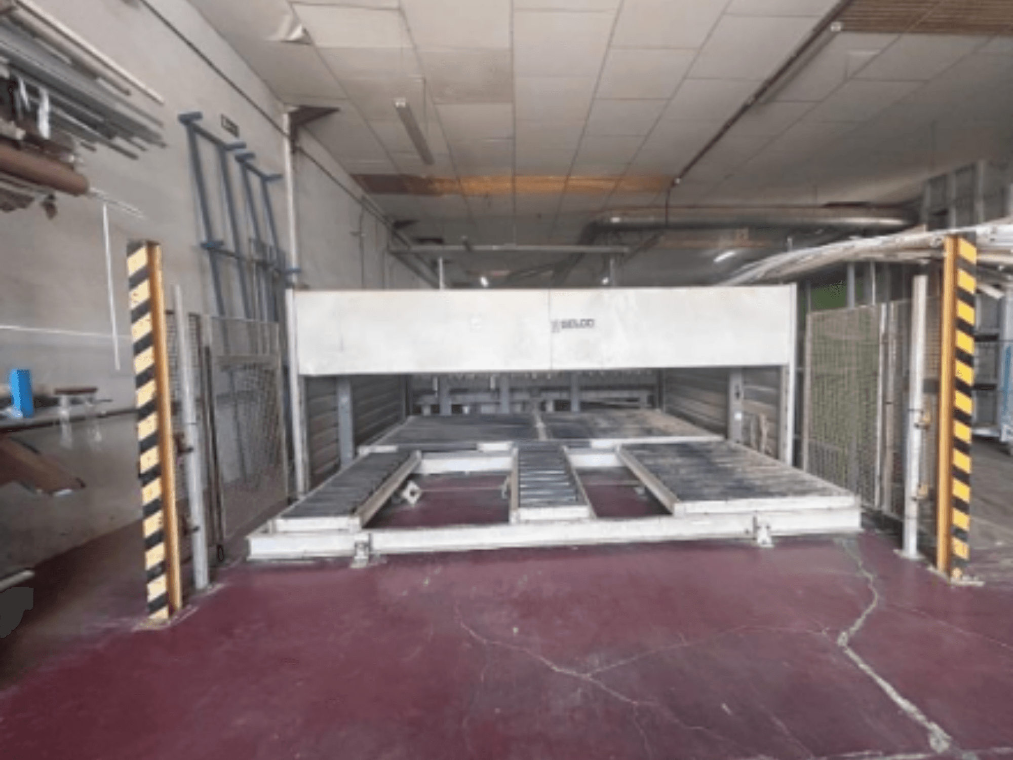 BIESSE Selco WNTR 600 Plattensäge in Frontansicht, mit Schneidetisch und Schutzzäunen in einer industriellen Umgebung.