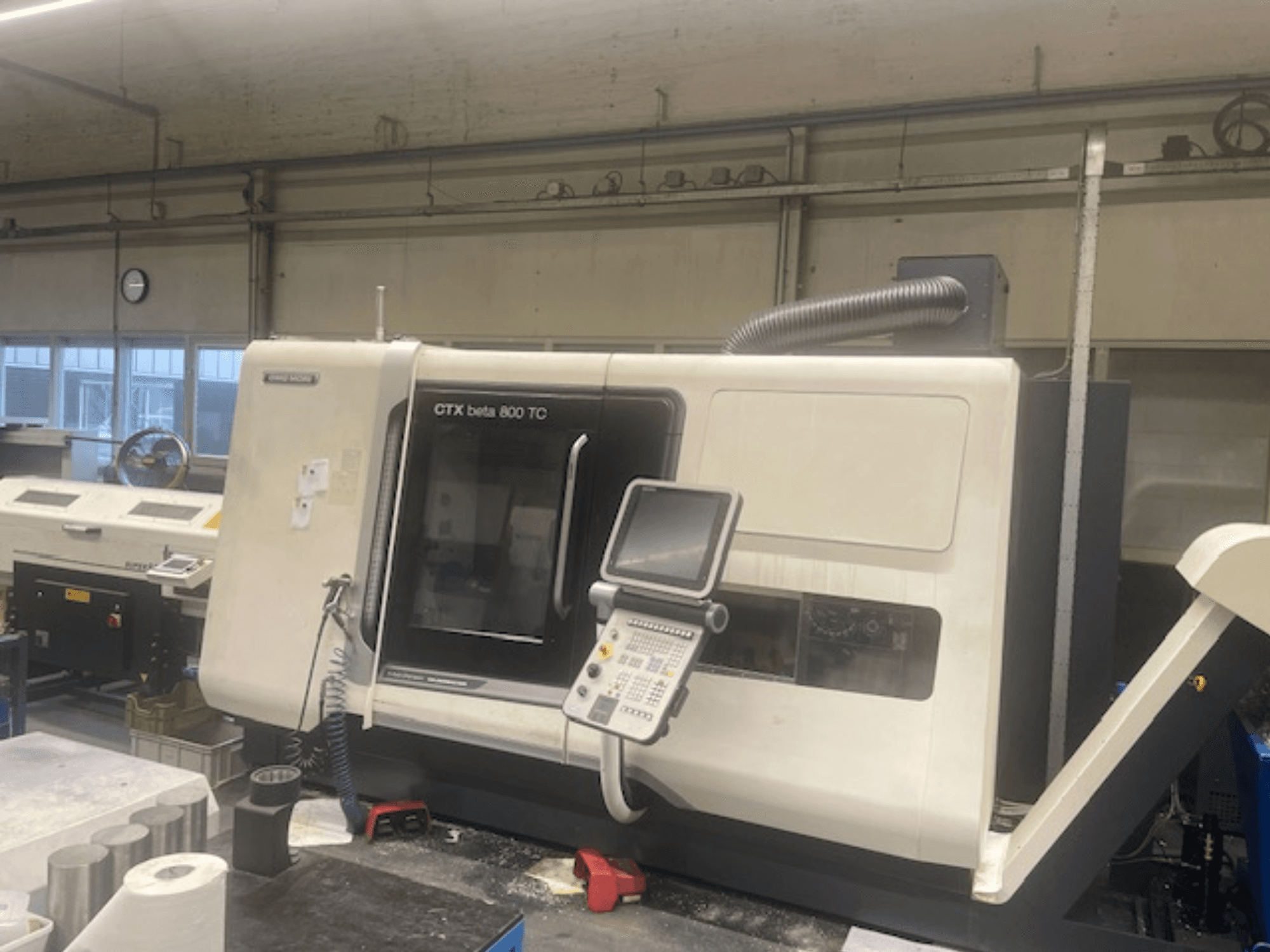 CTX beta 800 TC Maschine in einer Werkstatt; Frontansicht mit Bedienfeld und Staubabsaugung.