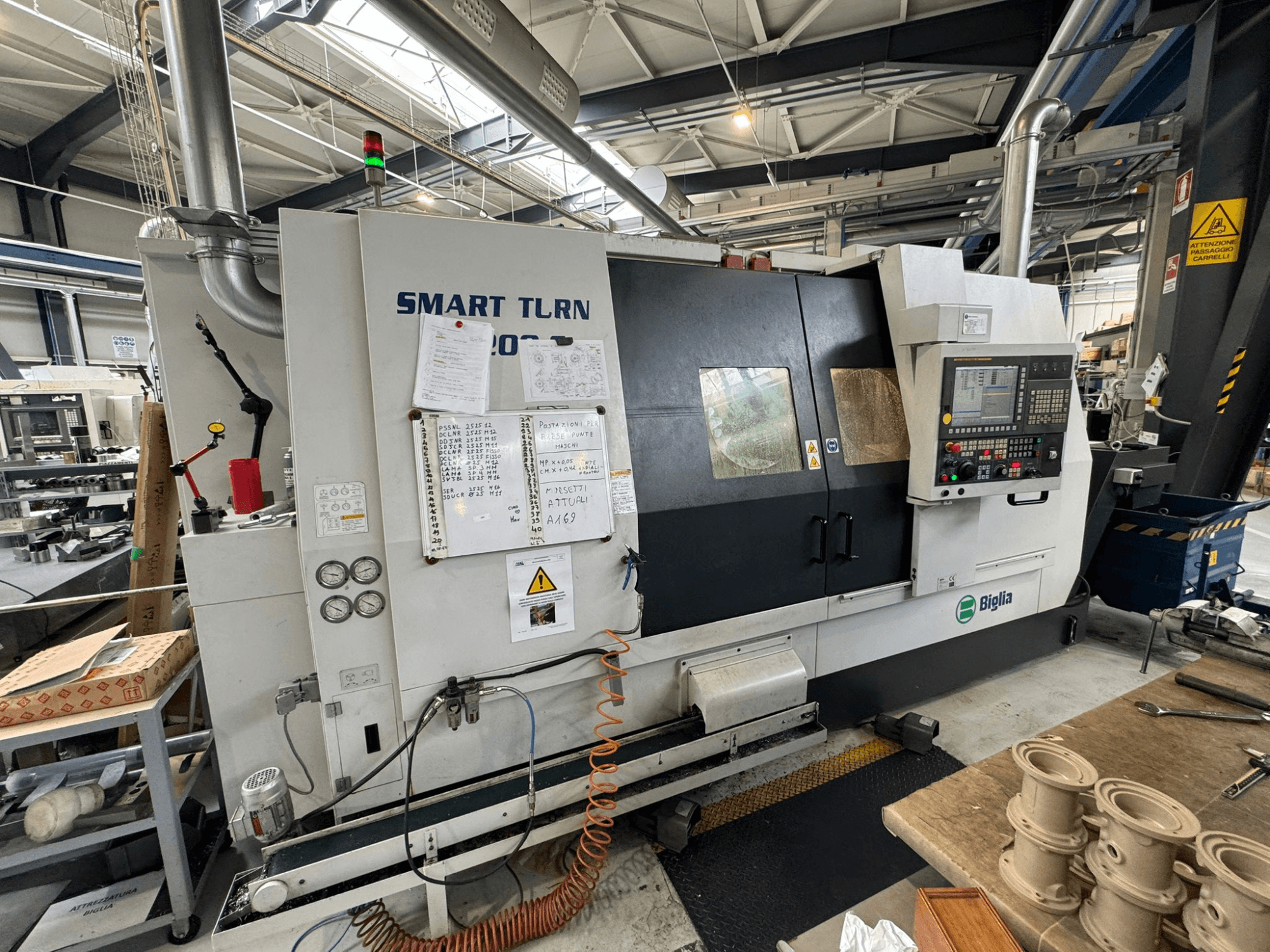 Biglia Smart Turn B1200S Dreh-Fräszentrum in einer Werkstatt, mit Bedienfeld, Messgeräten und Sicherheitsanzeigen.