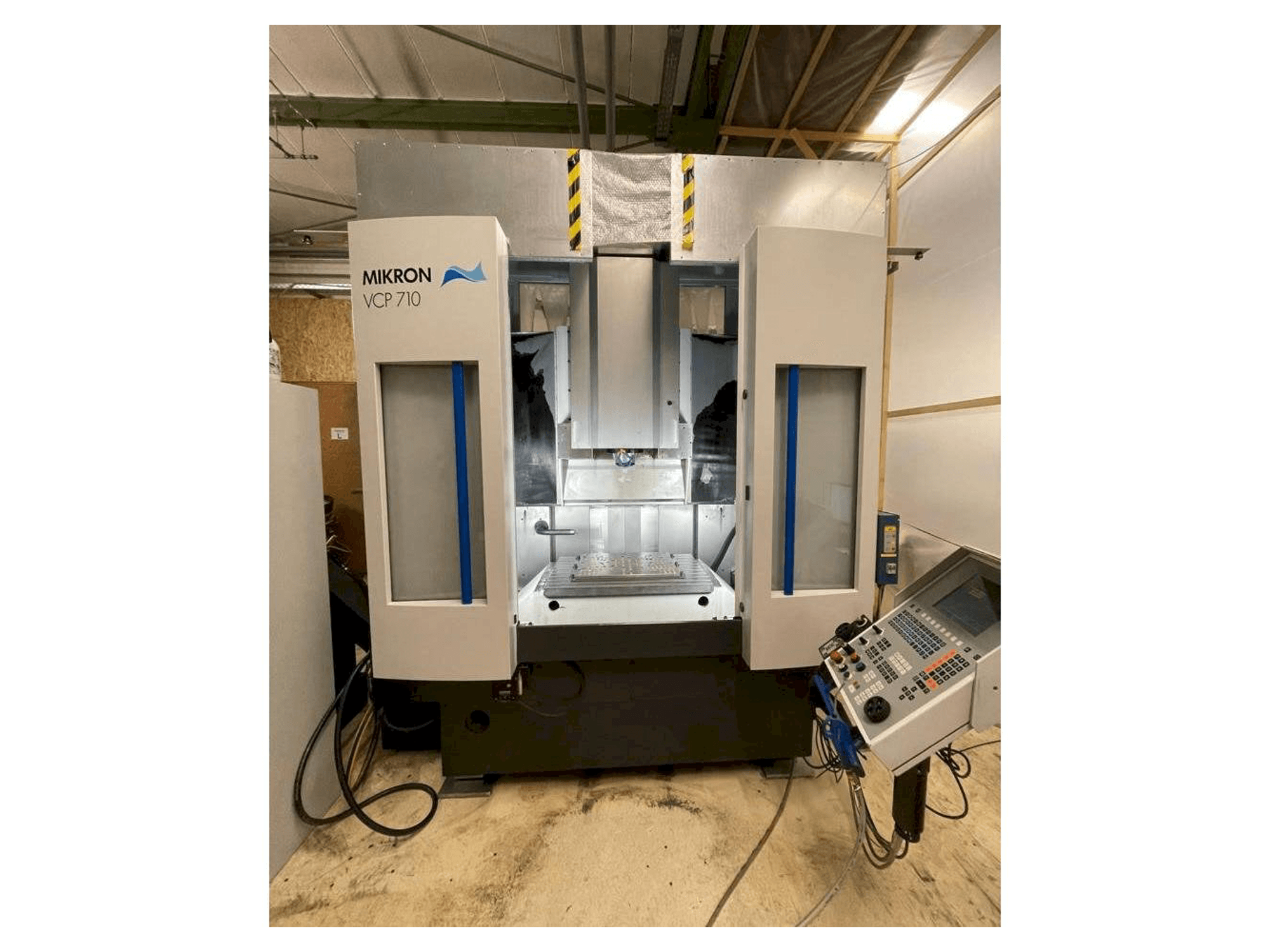 Frontansicht der MIKRON VCP 710 Maschine