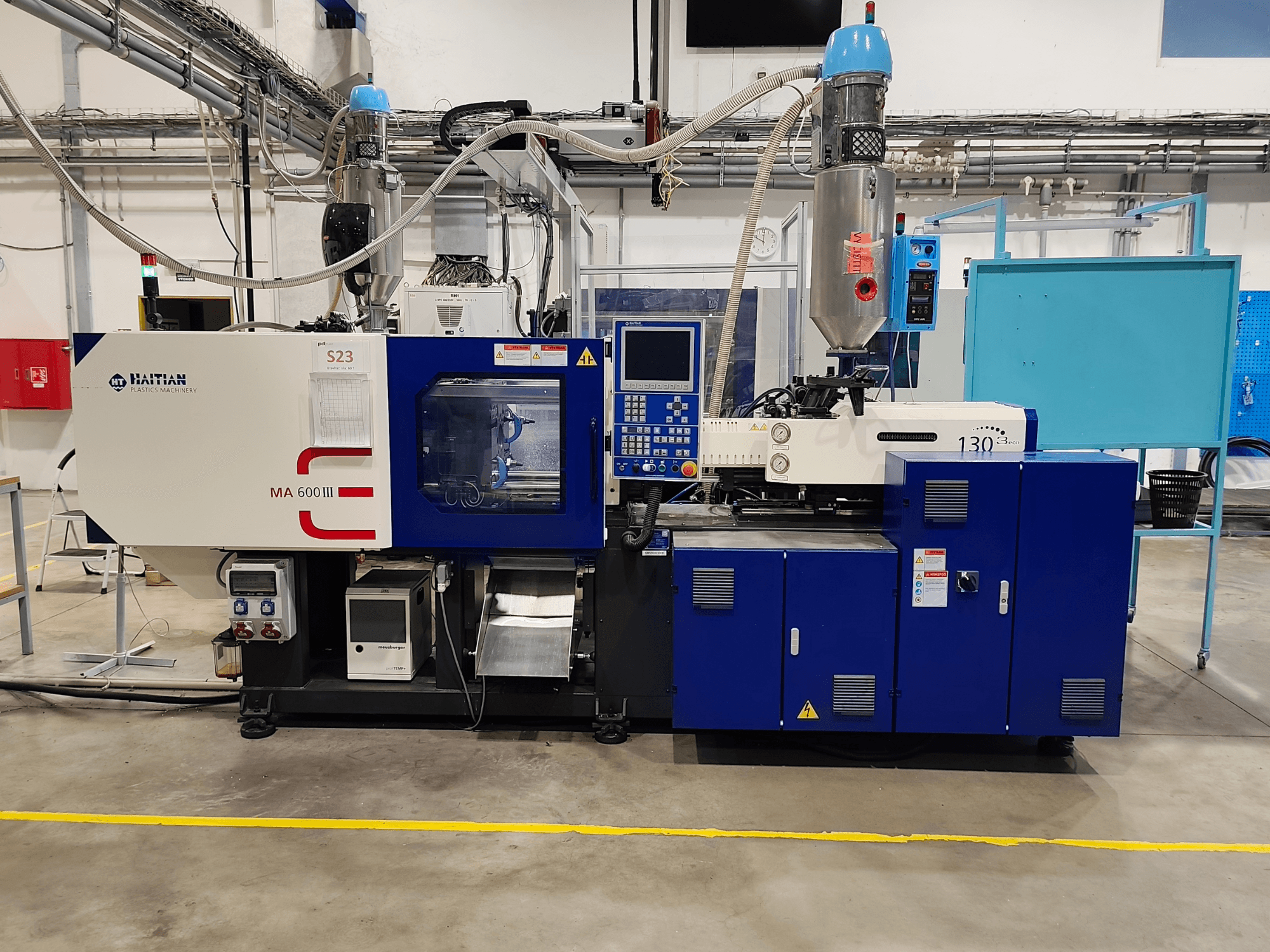 Elektrische Spritzgießmaschine vom Typ HAITIAN Mars III MA 600/130B eco, Vorderansicht mit Bedienfeld und Einspritzeinheit.