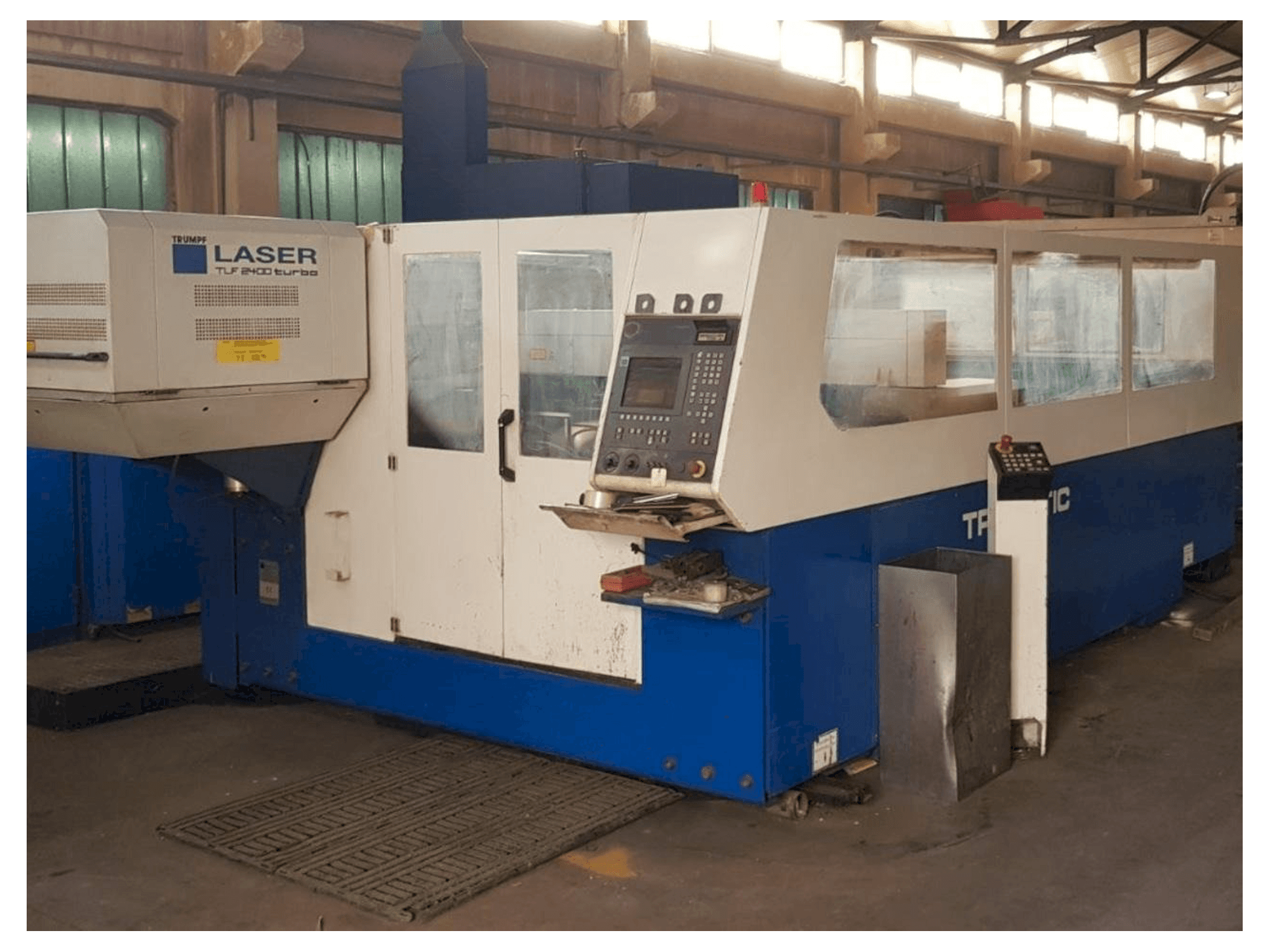 Frontansicht der Trumpf Trumatic L3030 Maschine