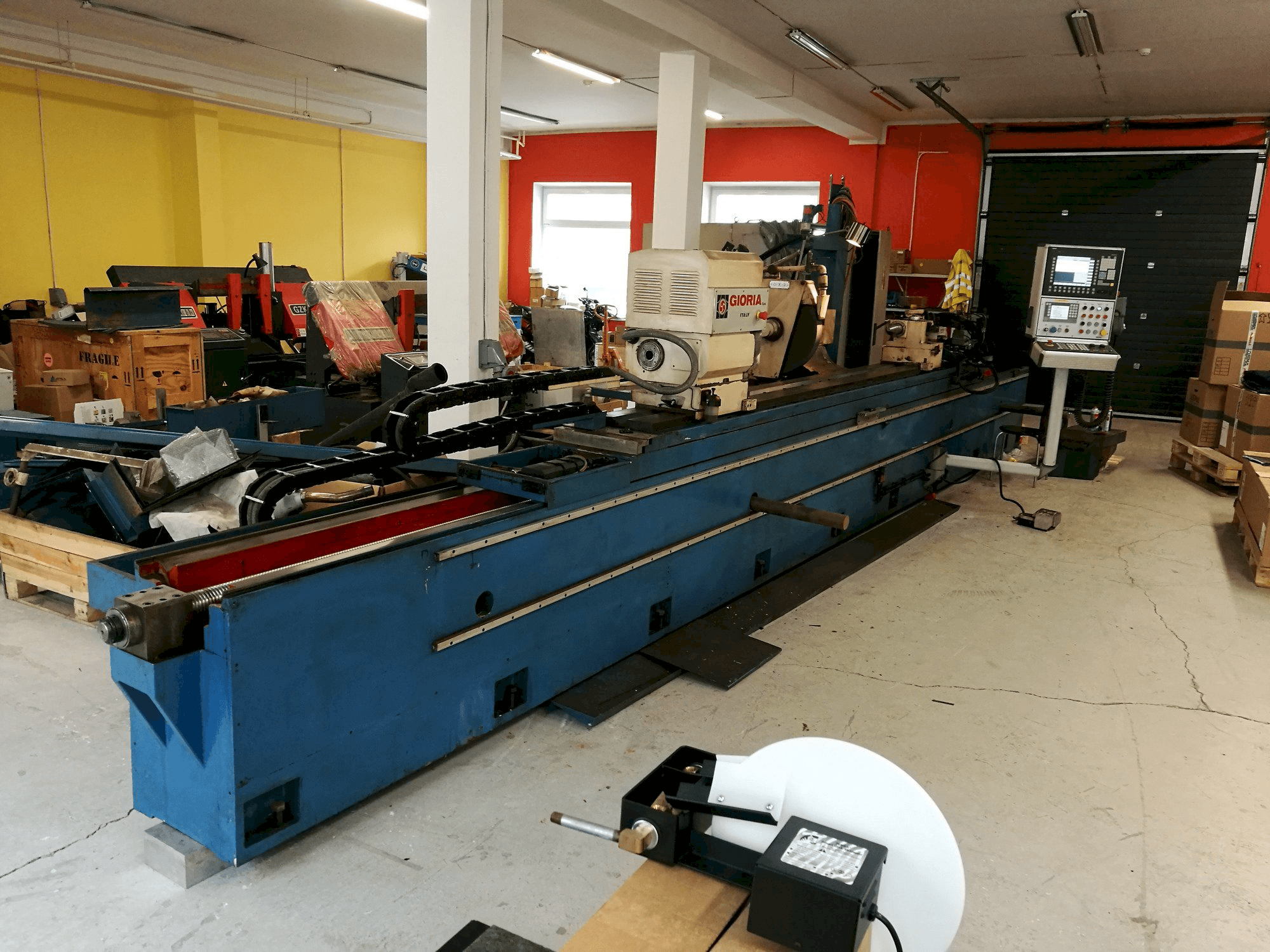 Frontansicht der Gioria RU / PN 3500 CNC Maschine