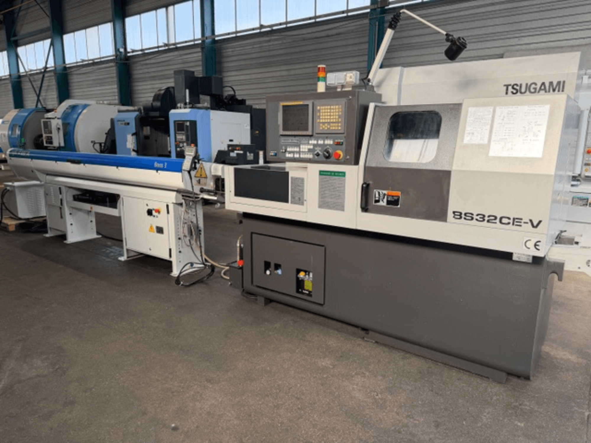 TSUGAMI BS32CE-V Schweizer Drehmaschine in der Vorderansicht, mit Bedienfeld und angebauter Spindel.