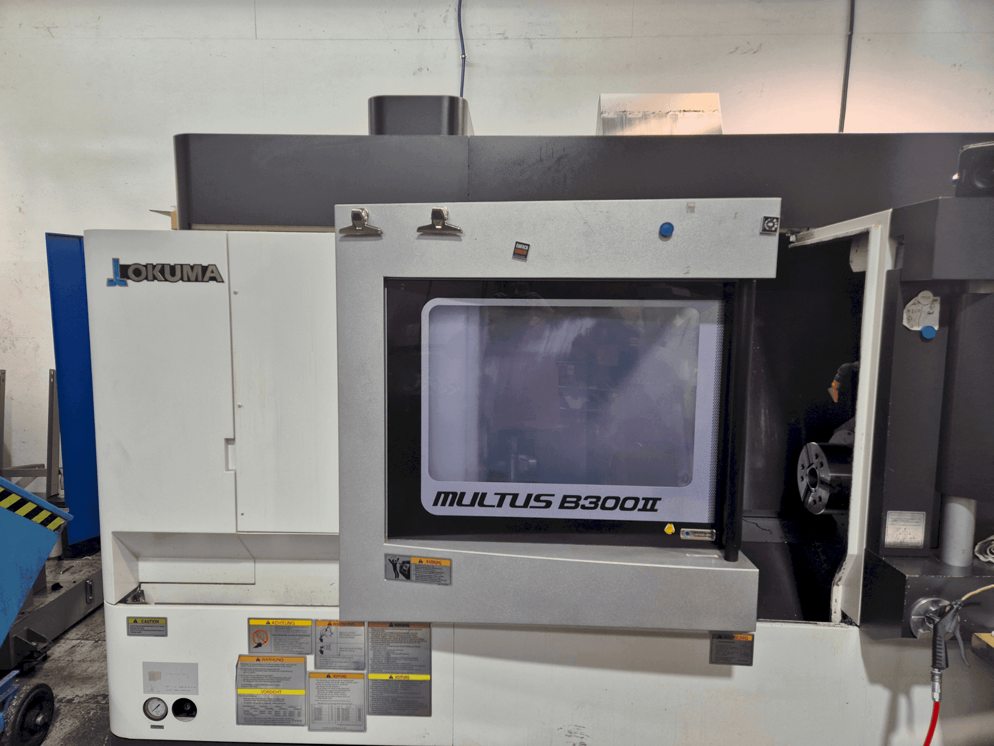 Frontansicht der Okuma Multus B300 II Maschine