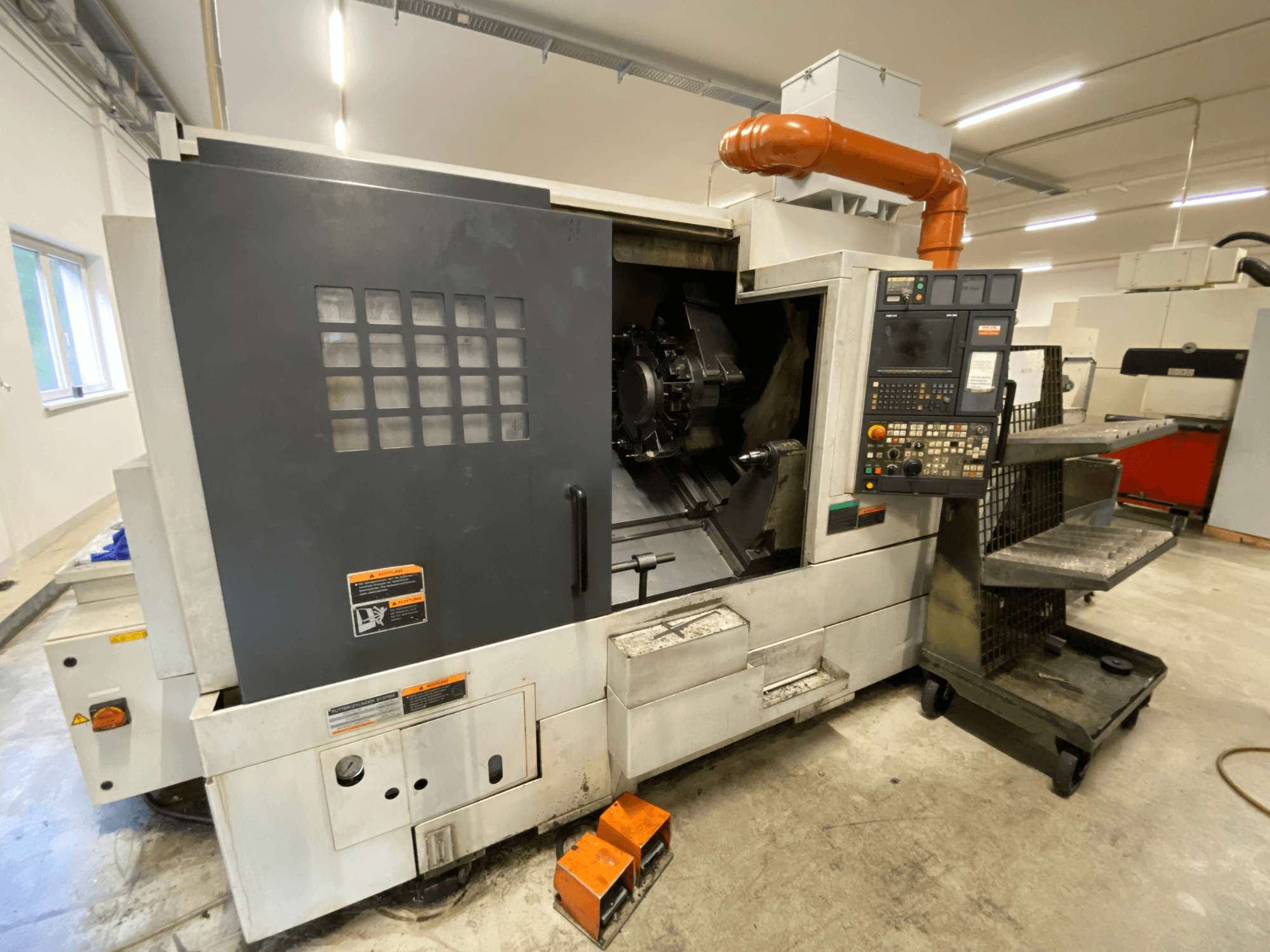 DMG Mori Seiki NL2500Y/700 Dreh-Fräszentrum, Vorderansicht mit Details zum Bedienfeld und zur Maschinenverkleidung.