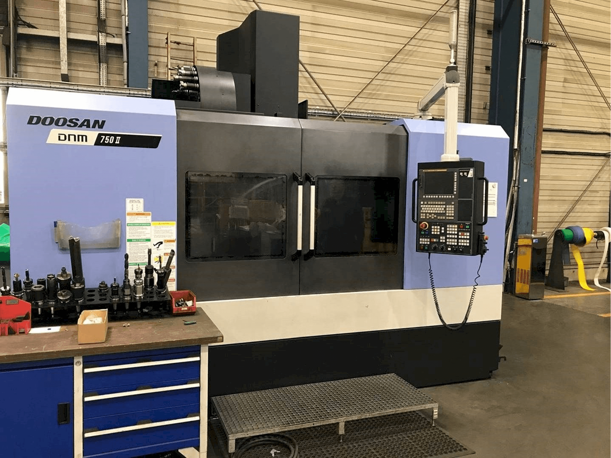 Frontansicht der Doosan DNM 750 II Maschine