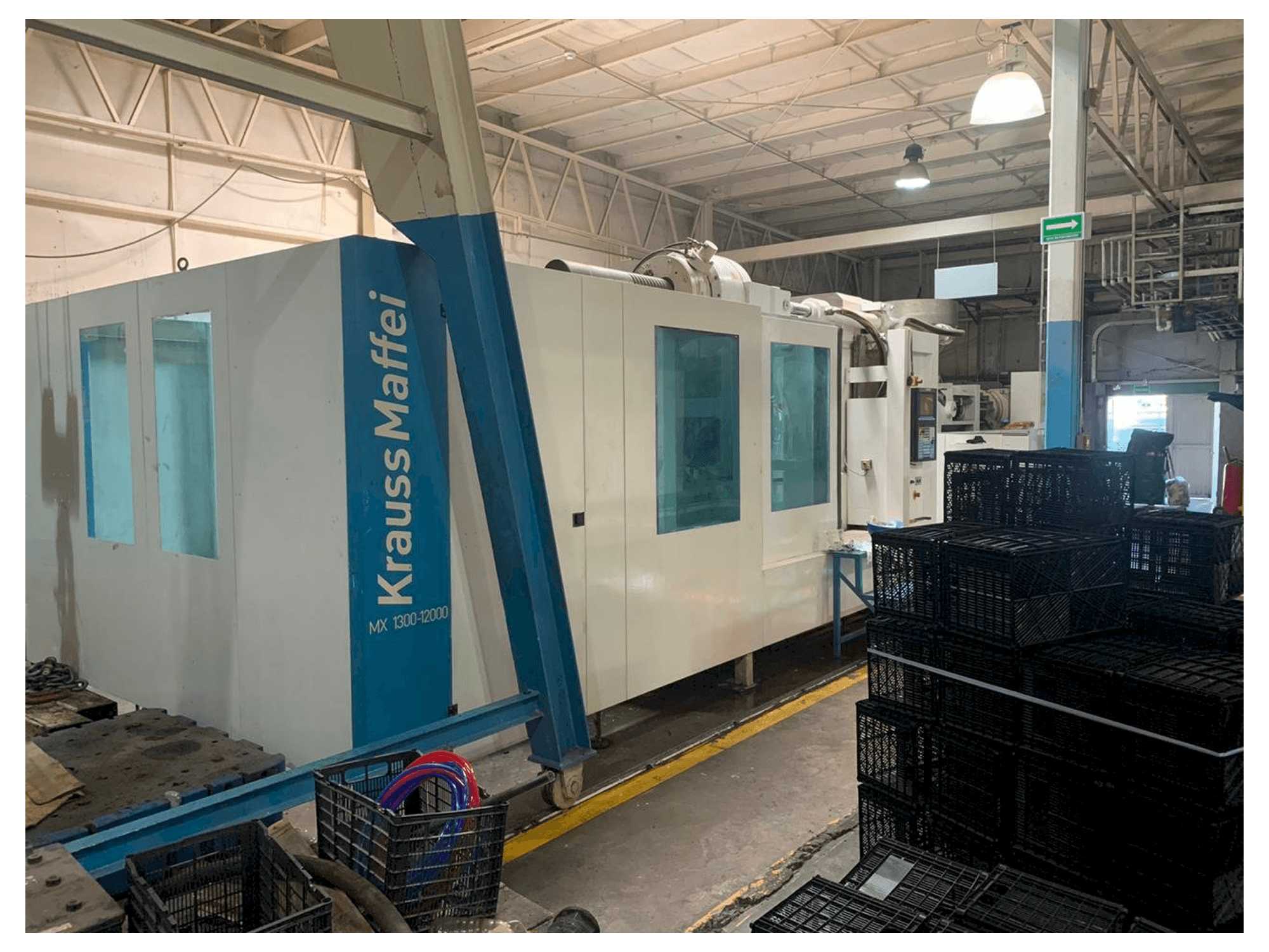 Frontansicht der Krauss Maffei 1300-12000 MX Maschine