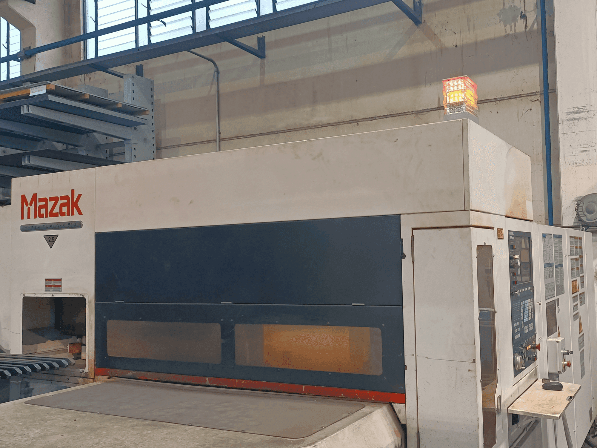 Frontansicht der Mazak MAZAK HTX510 Maschine