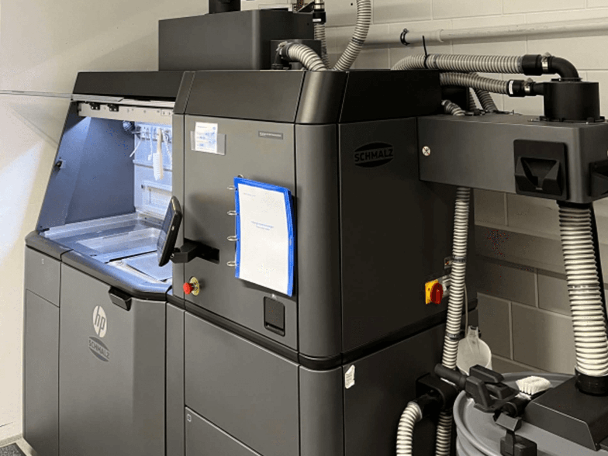 HP Jet Fusion 3D 4200 Kunststoff-3D-Drucker, Seitenansicht, mit Blick auf das Bedienfeld und die inneren Komponenten.