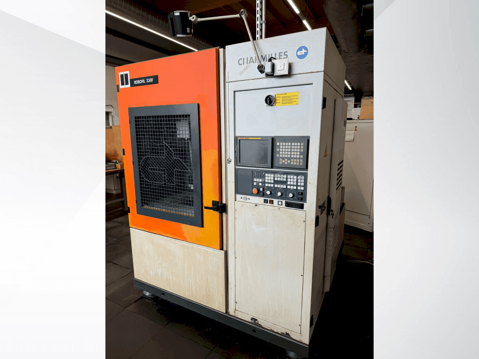 Frontansicht der CHARMILLES Robofil 330F Maschine