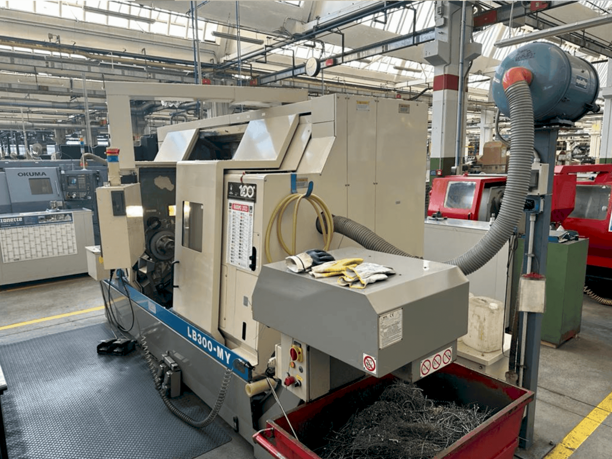 Frontansicht der Okuma LB 300 MY (2000) Maschine