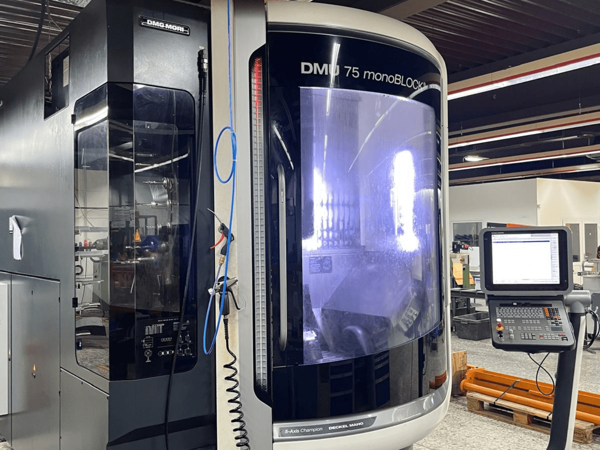 DMG MORI DMU 75 MonoBlock Universal-Bearbeitungszentrum, Vorderansicht, mit Bedienfeld und markantem Gehäuse.