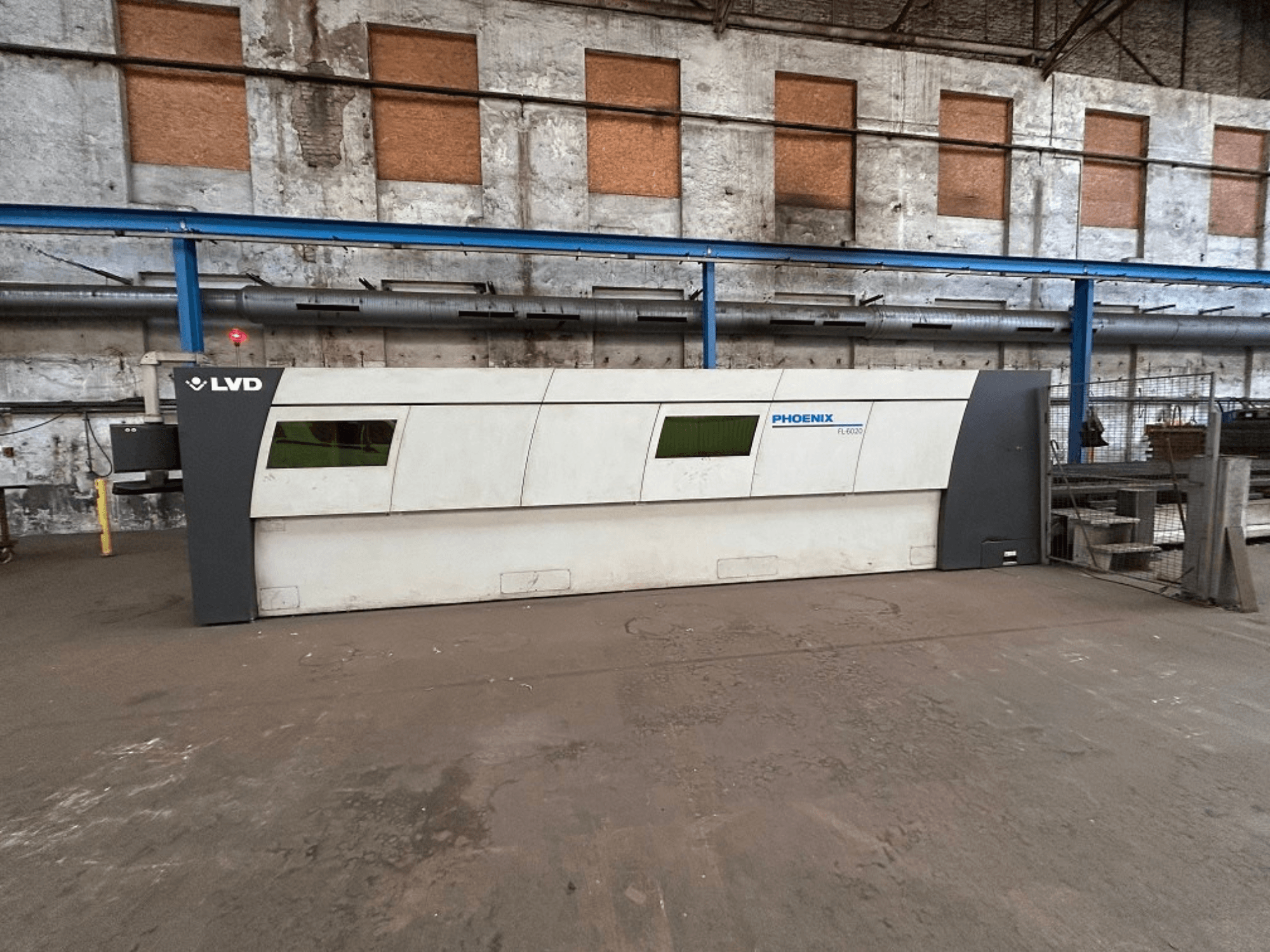 LVD Phoenix Faserlaserschneidmaschine in einer industriellen Umgebung, Frontansicht, die das schlanke Design und die Betriebsfunktionen zeigt.