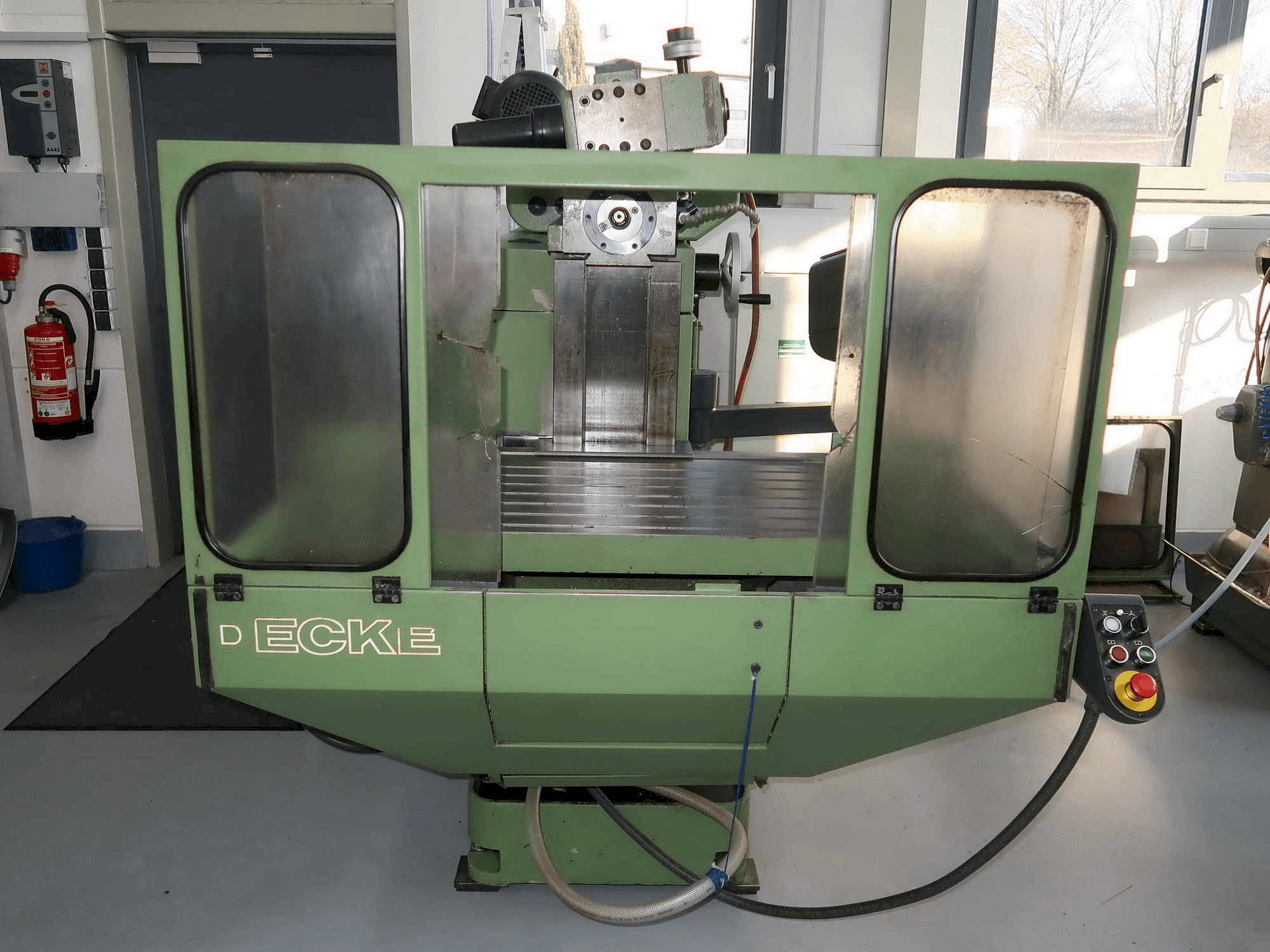 Frontansicht der DECKEL MAHO FP4MA Maschine