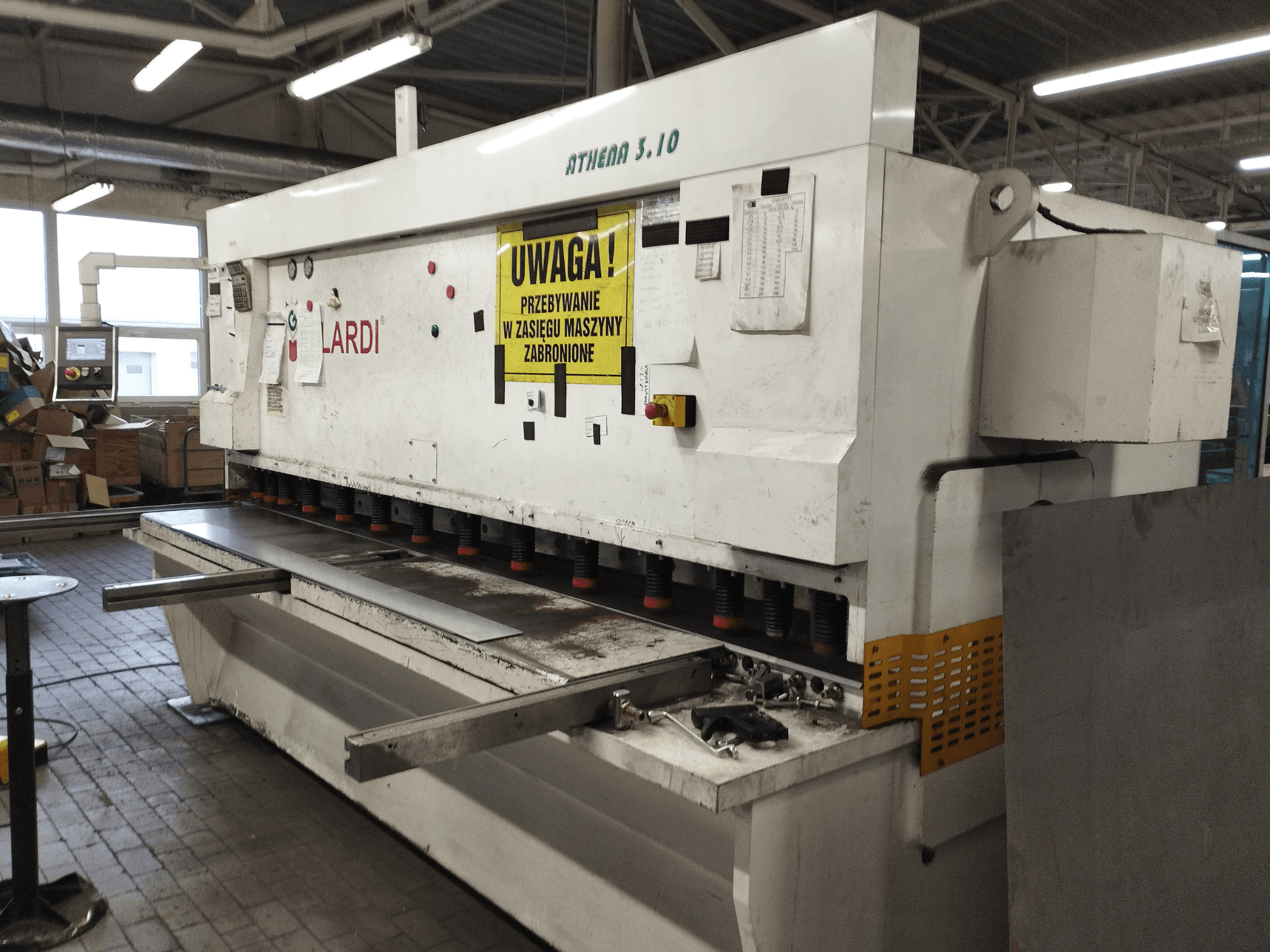 CNC-Schere GILARDI ATHENA 3.10 in einer Werkstatt, Vorderansicht, mit Bedienfeld und Schermessern.