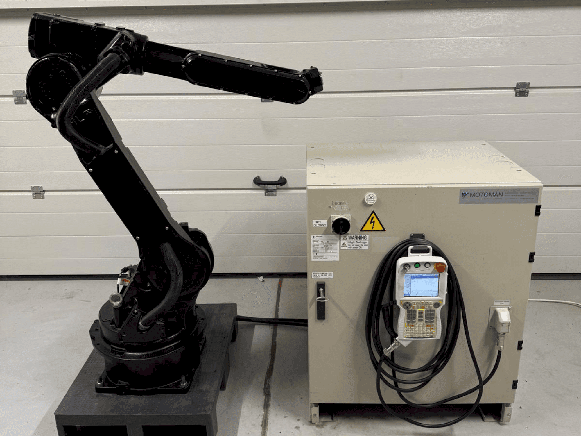 Frontansicht der Yaskawa Motoman YR HP 20D Maschine