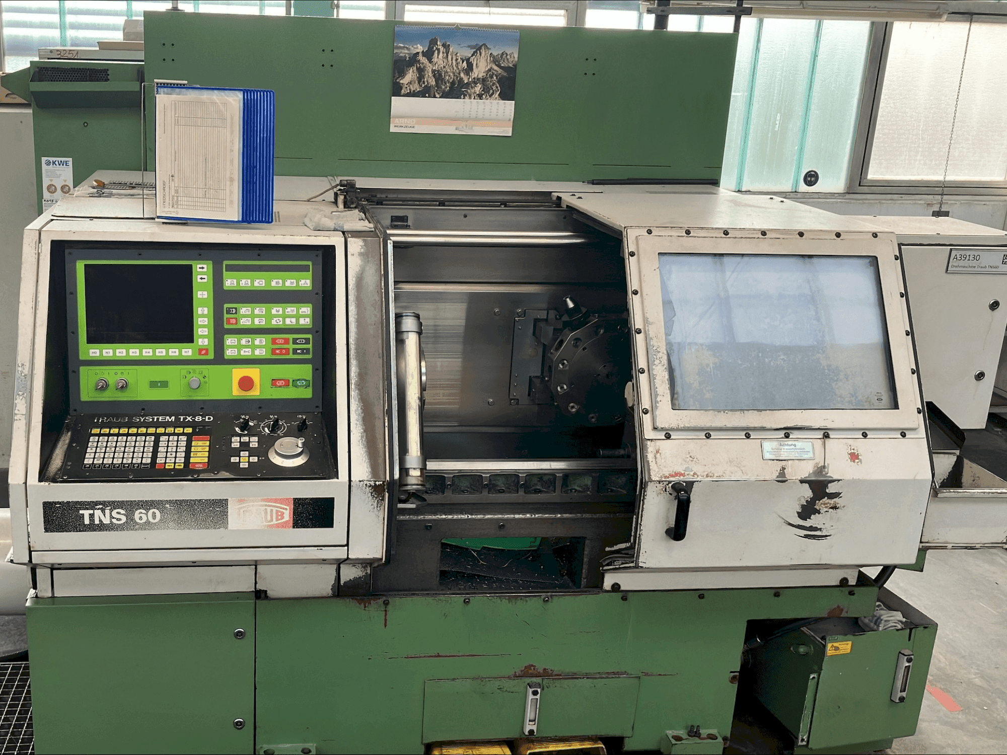 Frontansicht der TRAUB TNS 60 Maschine
