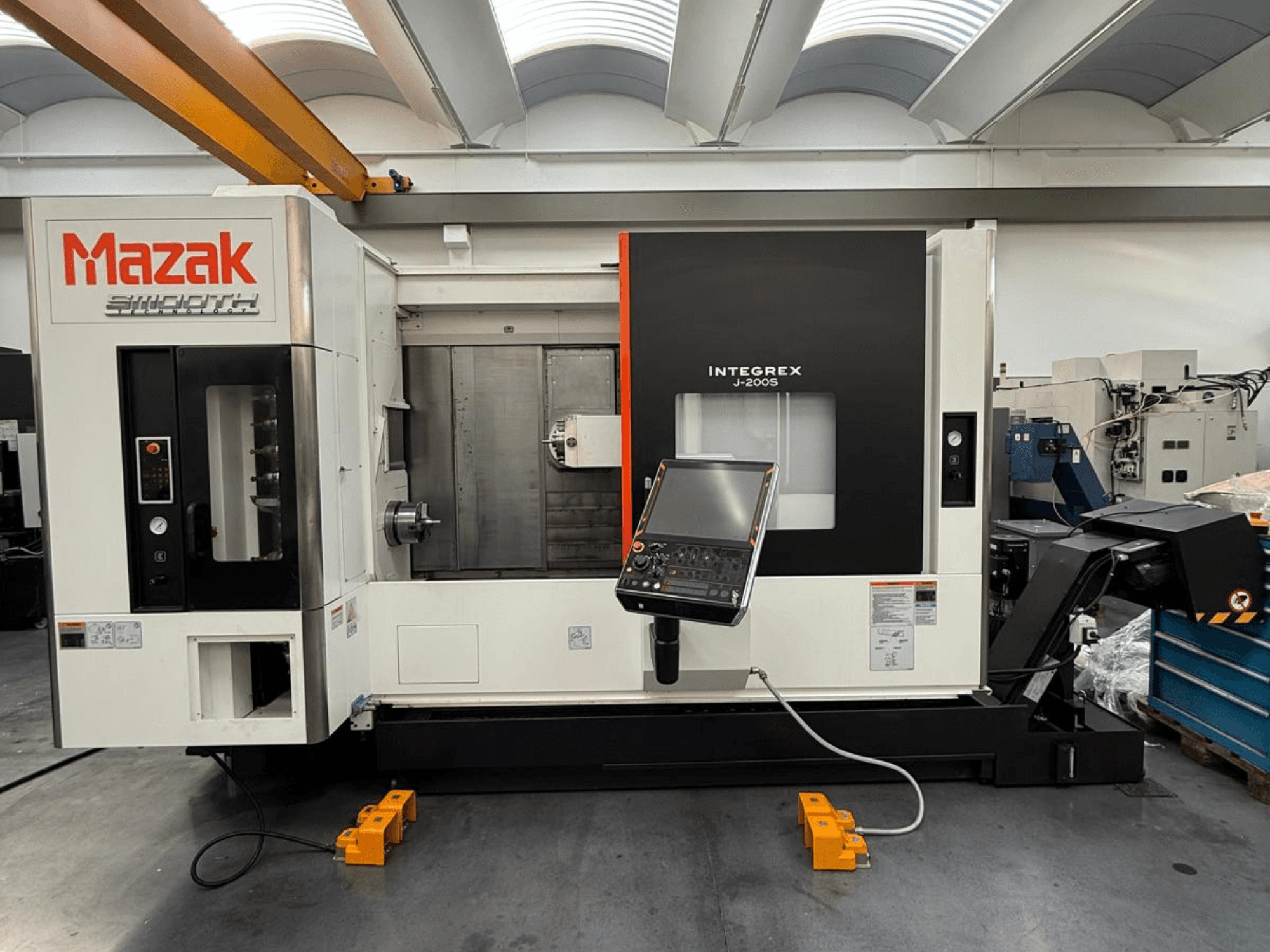Mazak INTEGREX J-200 S Fräs-Dreh-Zentrum in der Vorderansicht mit Bedienfeld und Bearbeitungsbereich, aufgestellt auf dem Werksgelände.