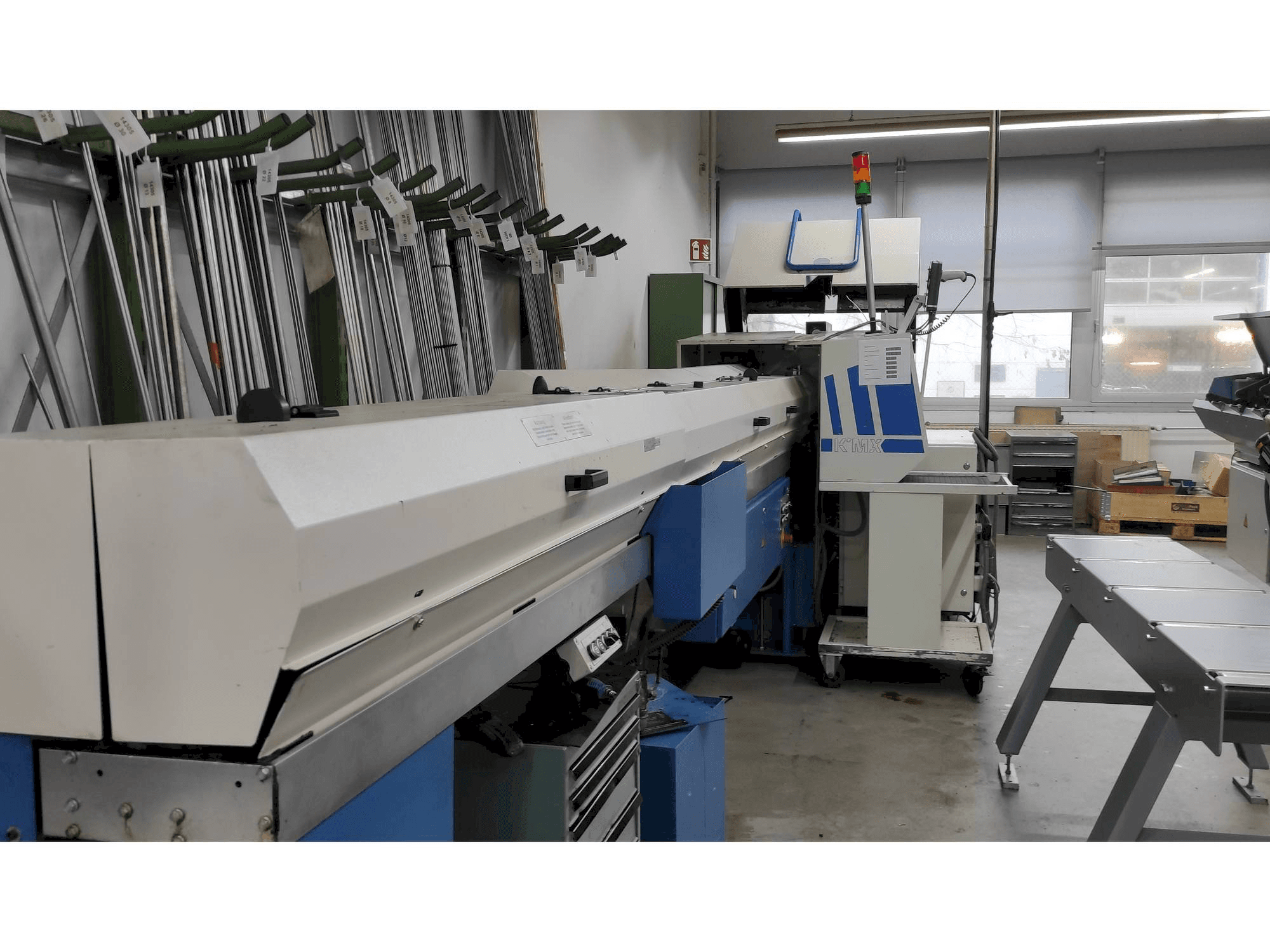 Linke Ansicht der Manurhin KMX 226 with FMB bar loader Maschine