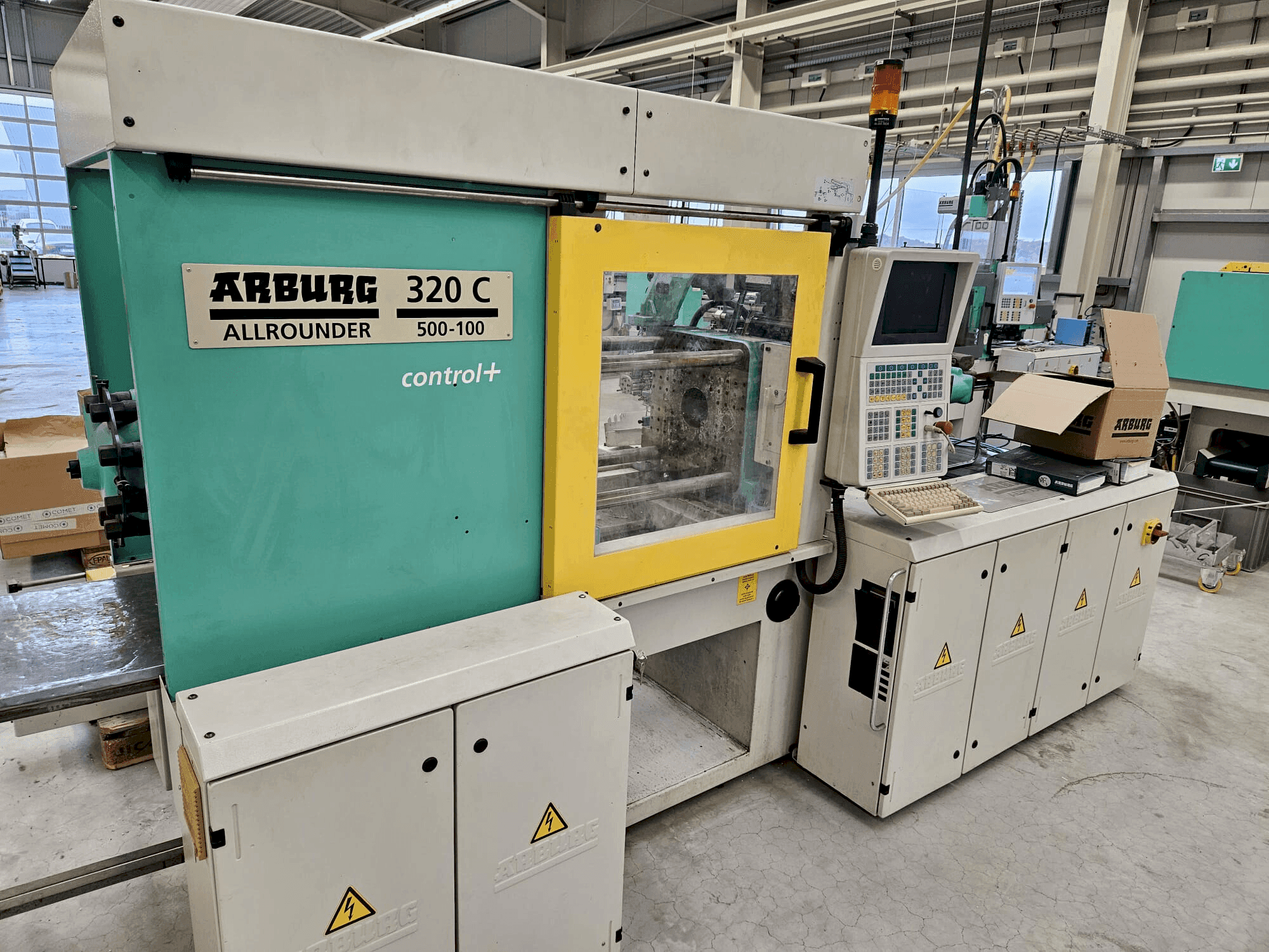 Frontansicht der Arburg 320 C 500-100 + Multilift H with B-Axis Maschine
