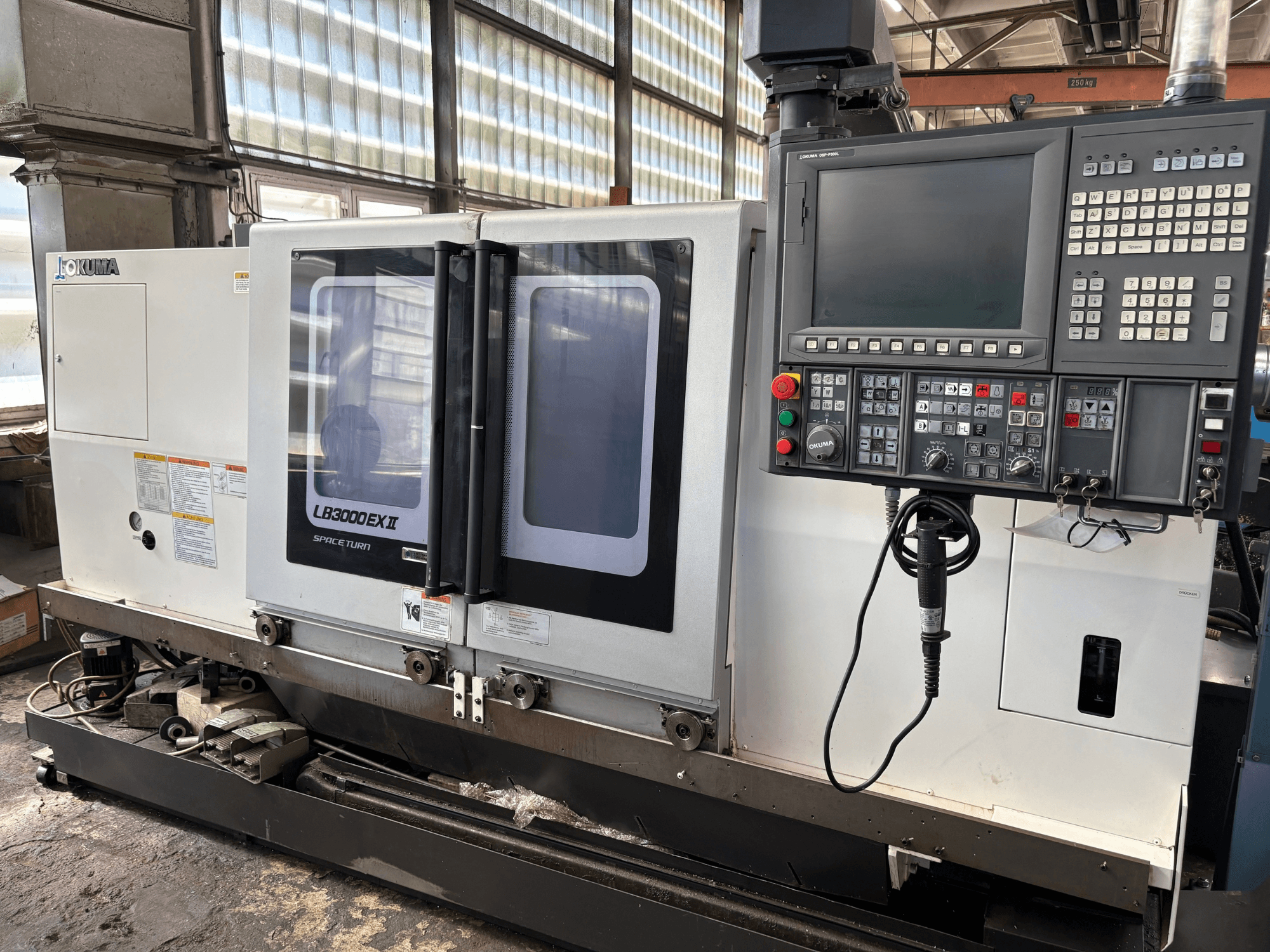 Okuma LB3000EXII Horizontal-Drehmaschine, Vorderansicht mit Bedienfeld und Ladetür.